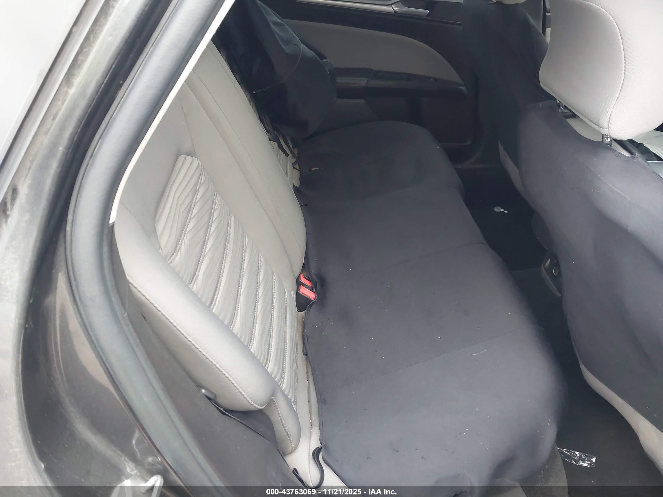 FORD FUSION image 8