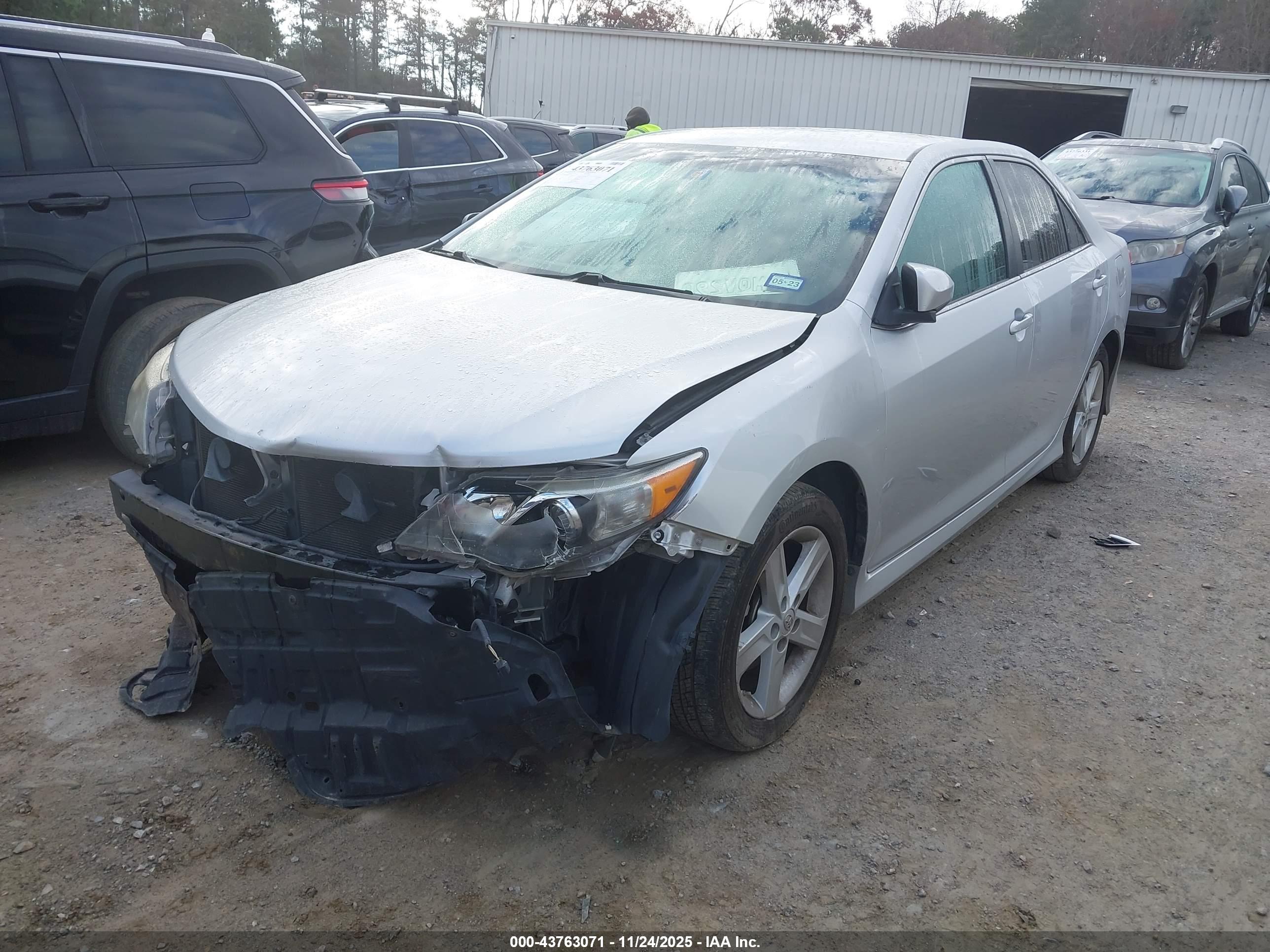TOYOTA CAMRY image 2