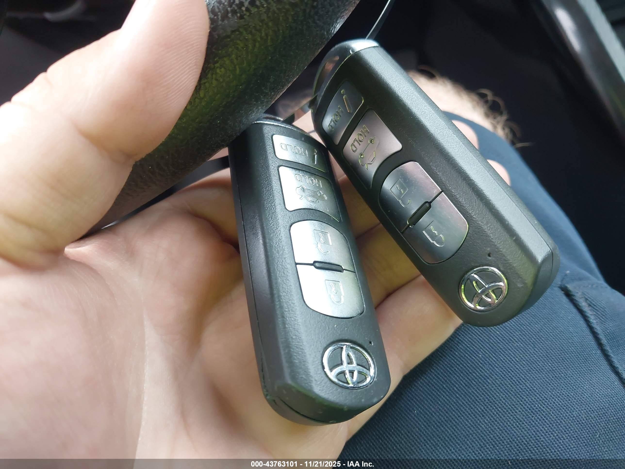 TOYOTA YARIS image 11