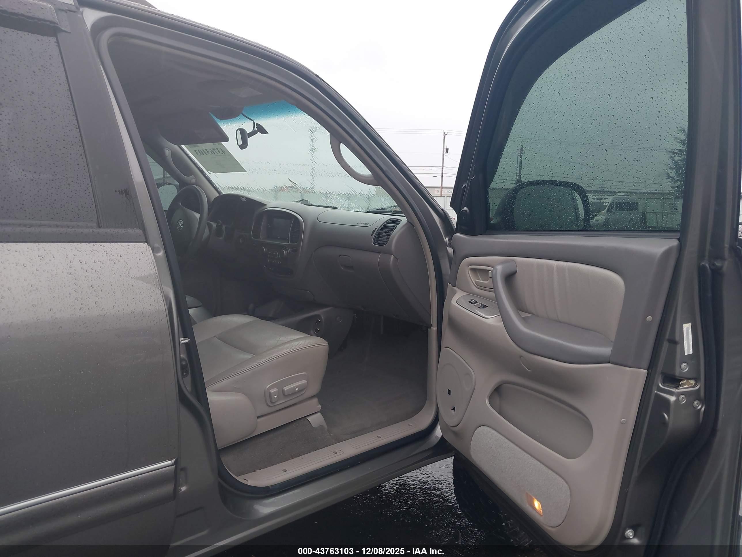 TOYOTA SEQUOIA image 5