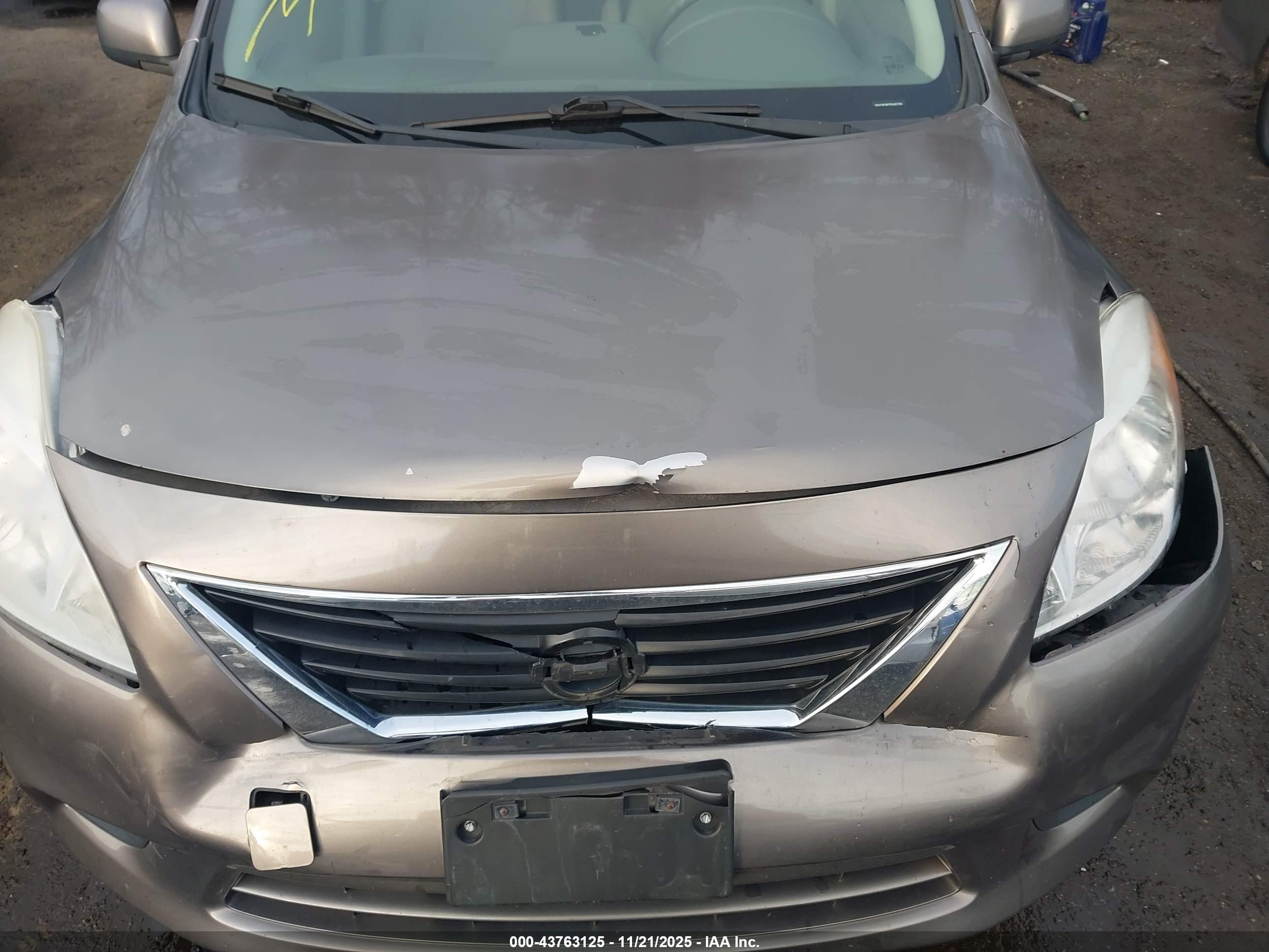 NISSAN VERSA image 10