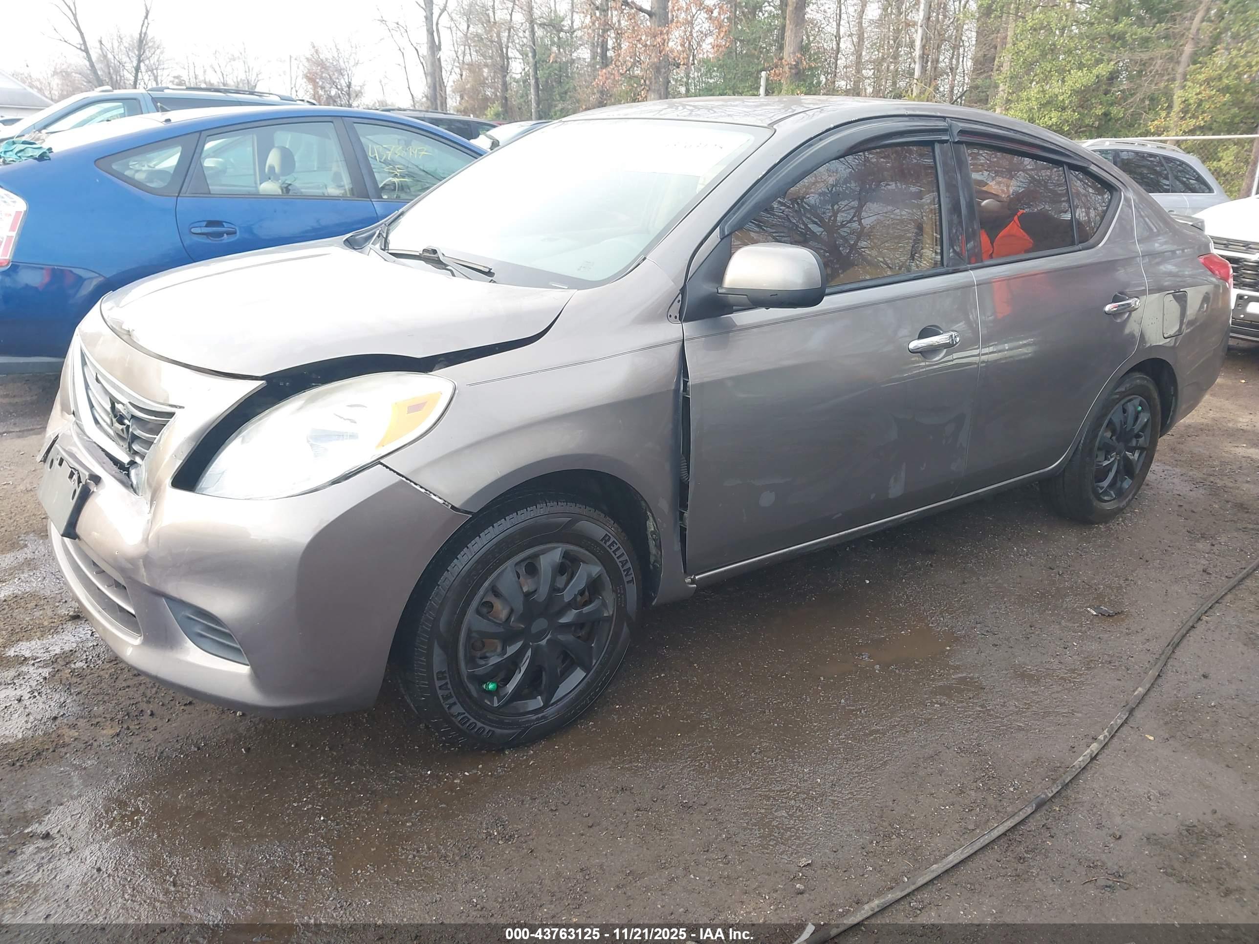 NISSAN VERSA image 2