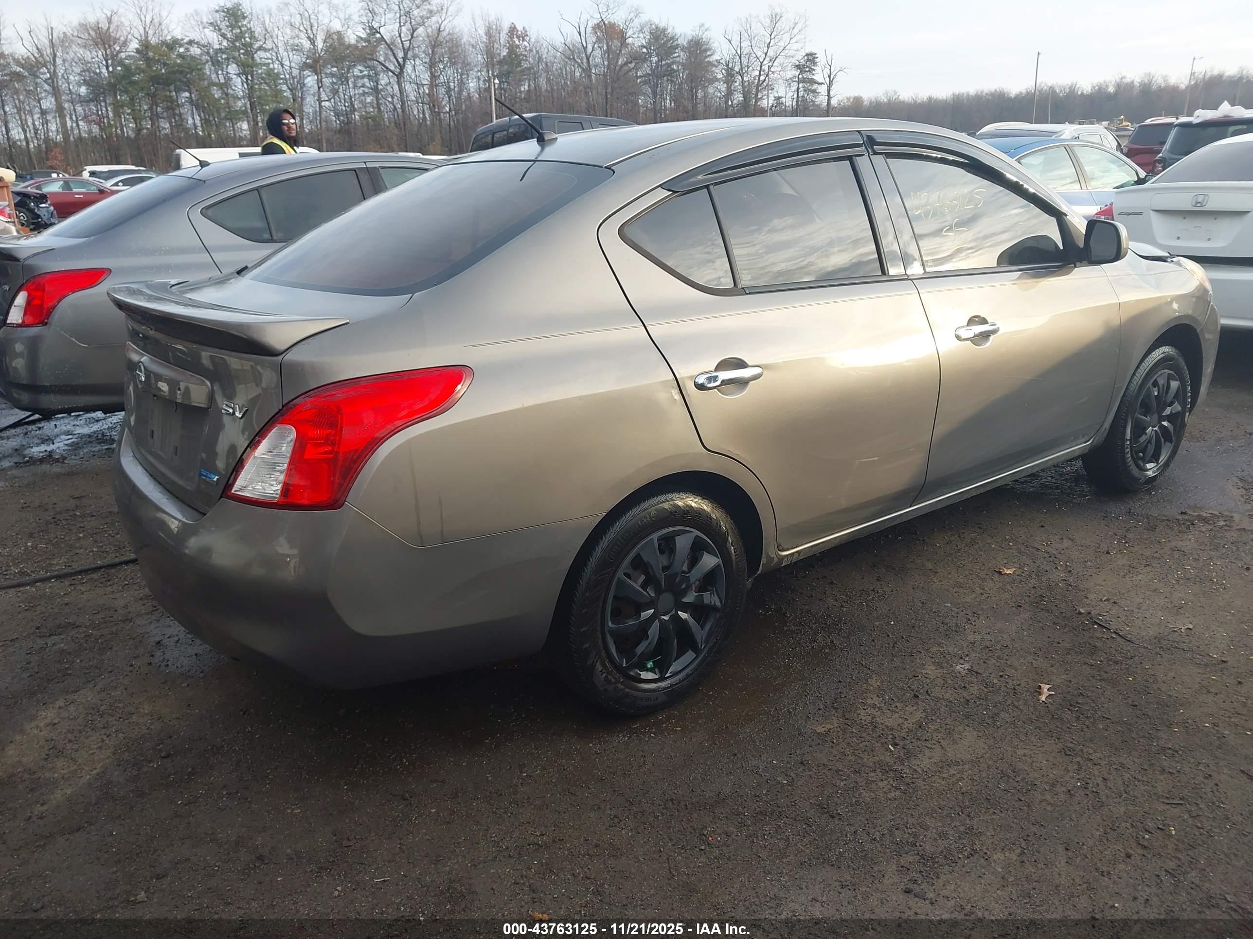 NISSAN VERSA image 4