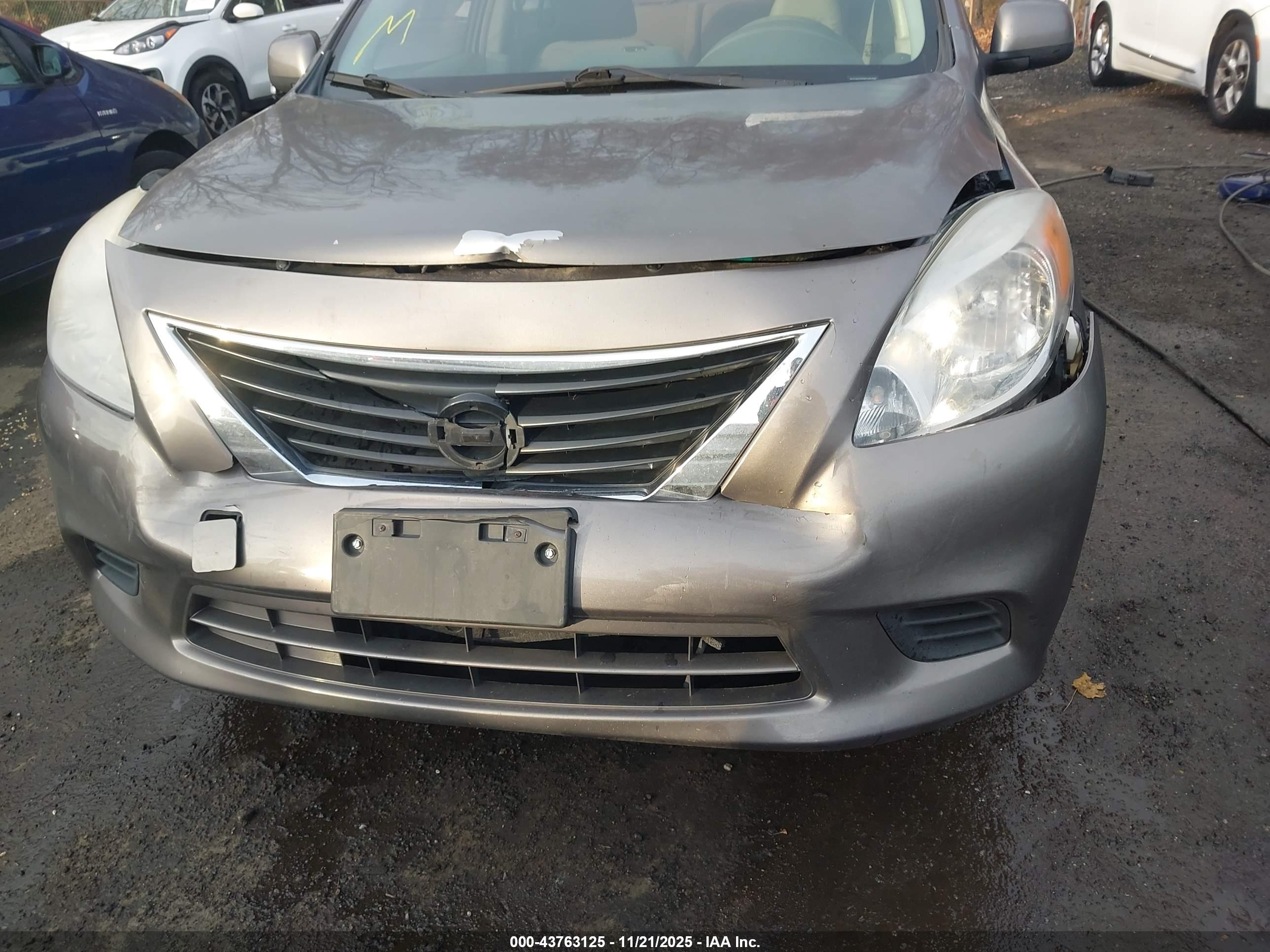 NISSAN VERSA image 6