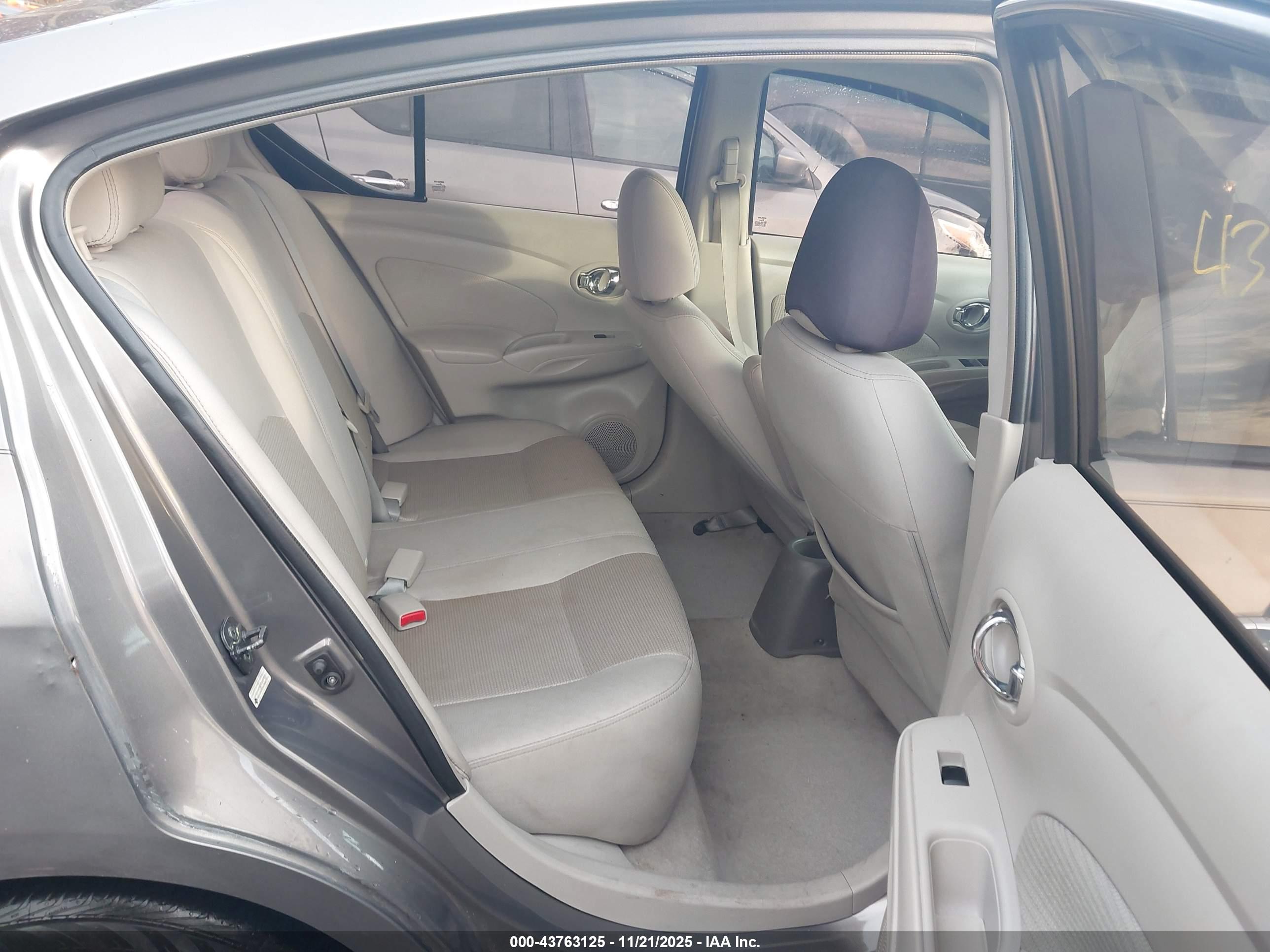 NISSAN VERSA image 8