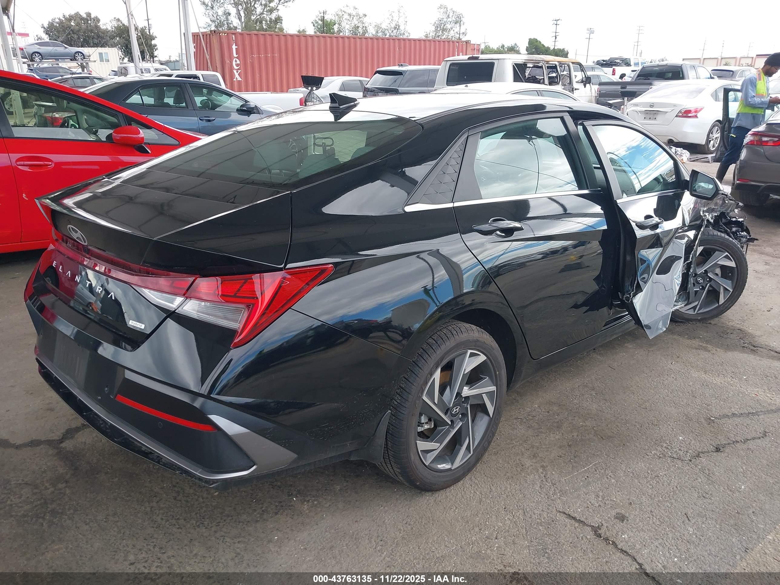 HYUNDAI ELANTRA image 4