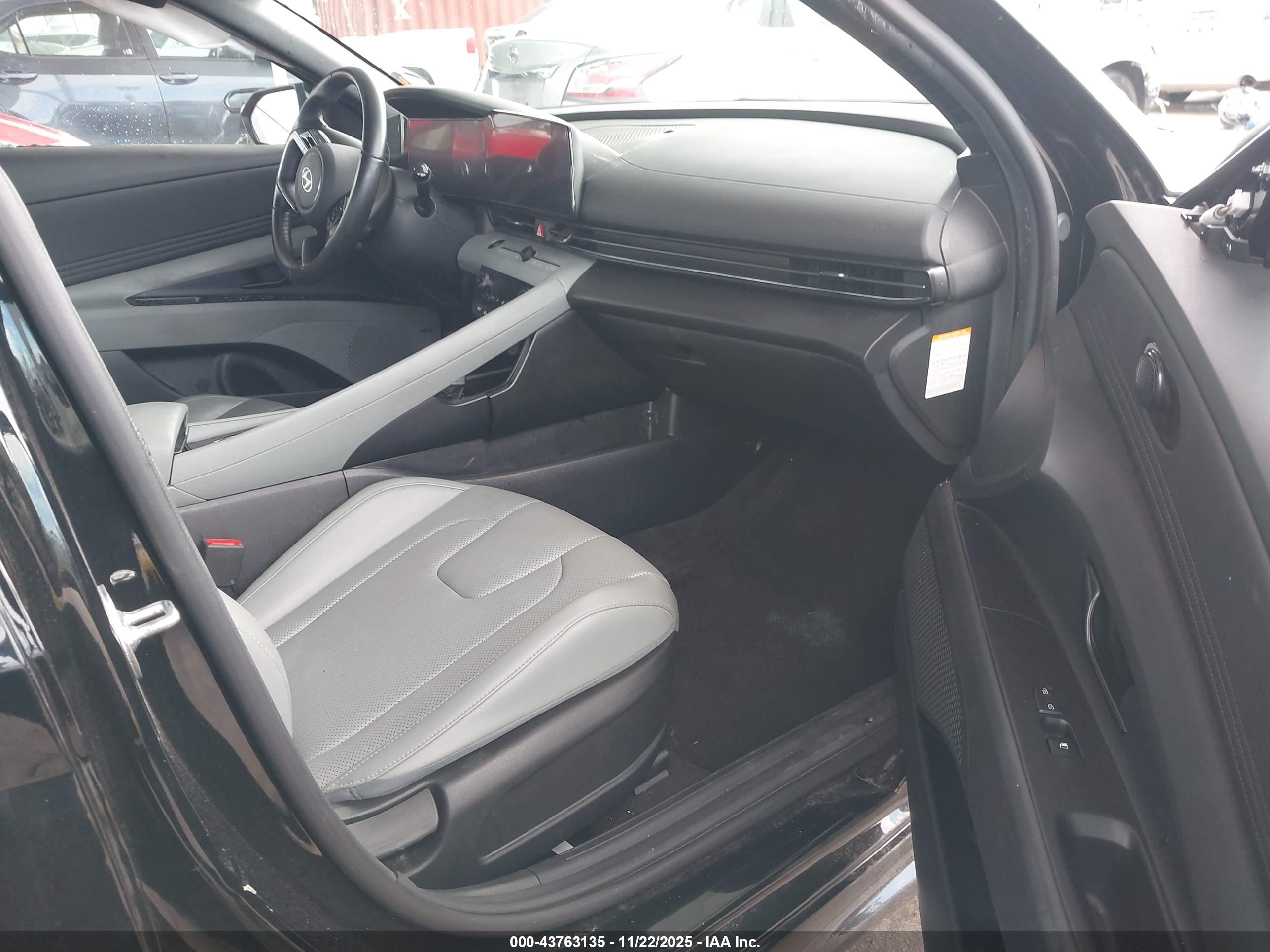 HYUNDAI ELANTRA image 5
