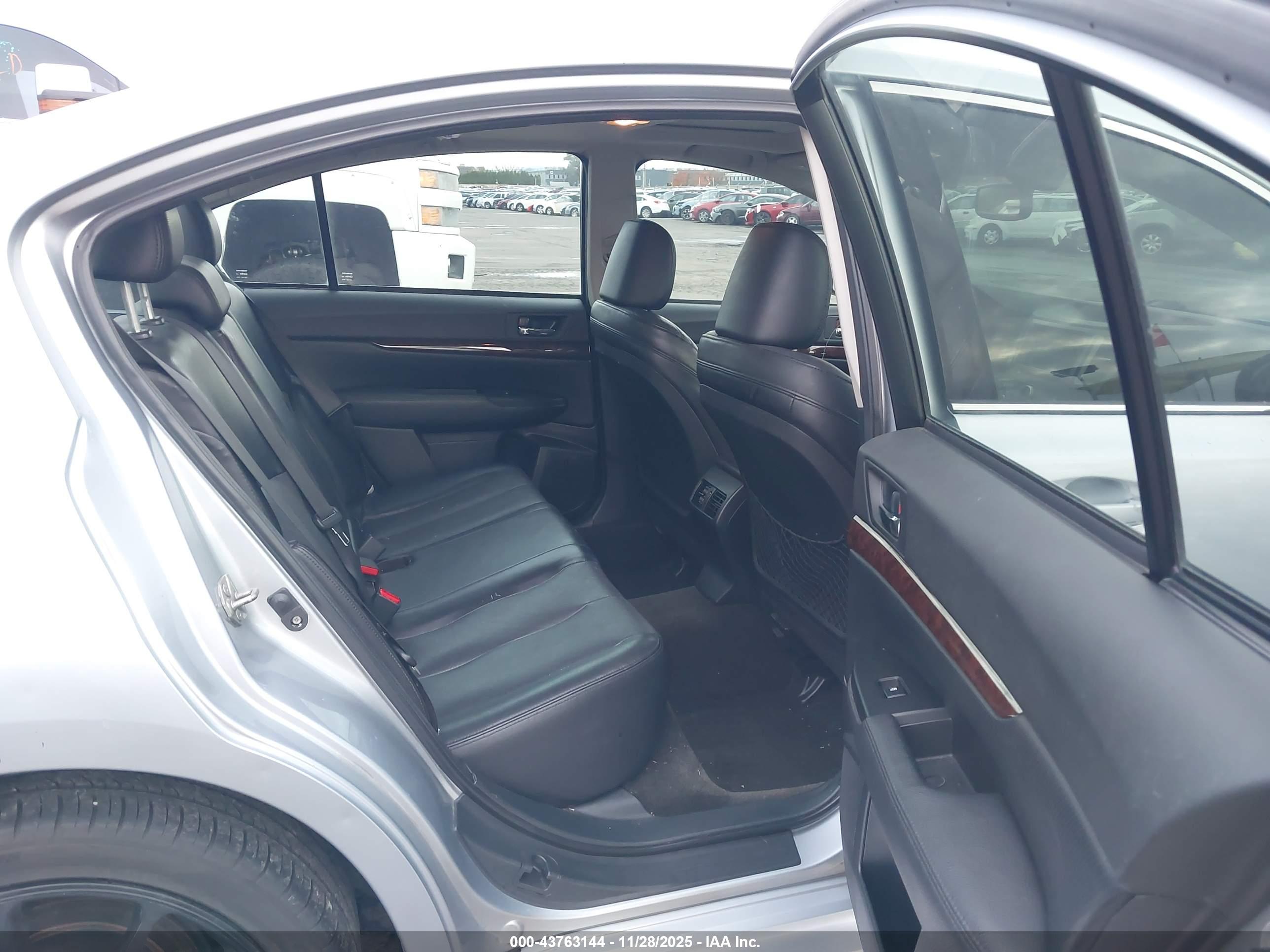 SUBARU LEGACY image 8