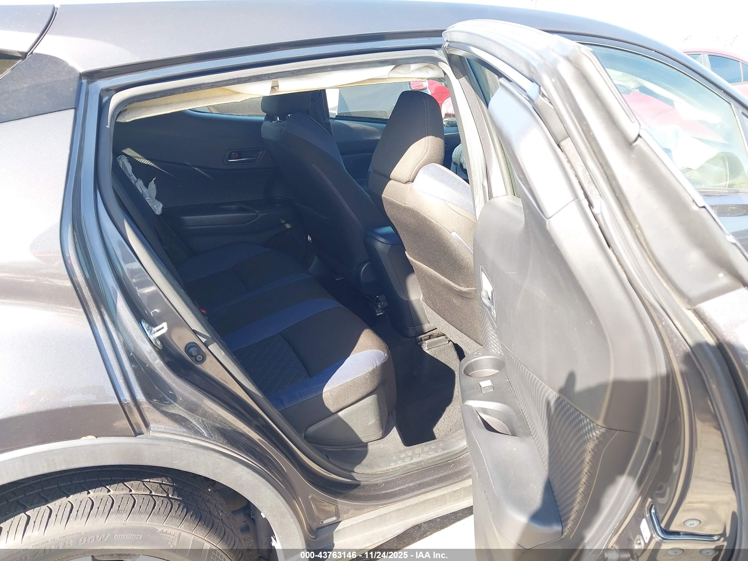 TOYOTA C-HR image 8