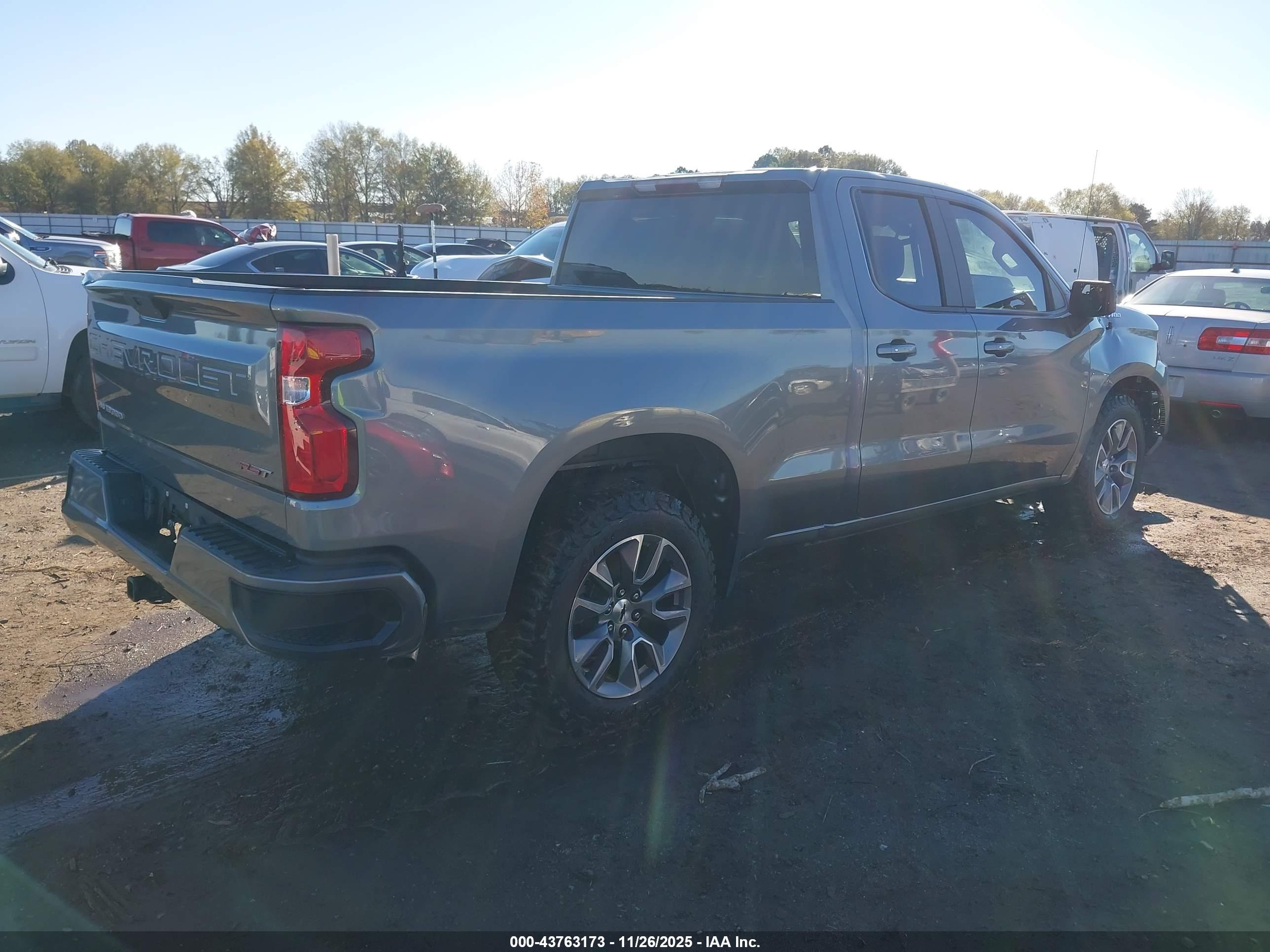 CHEVROLET SILVERADO image 4