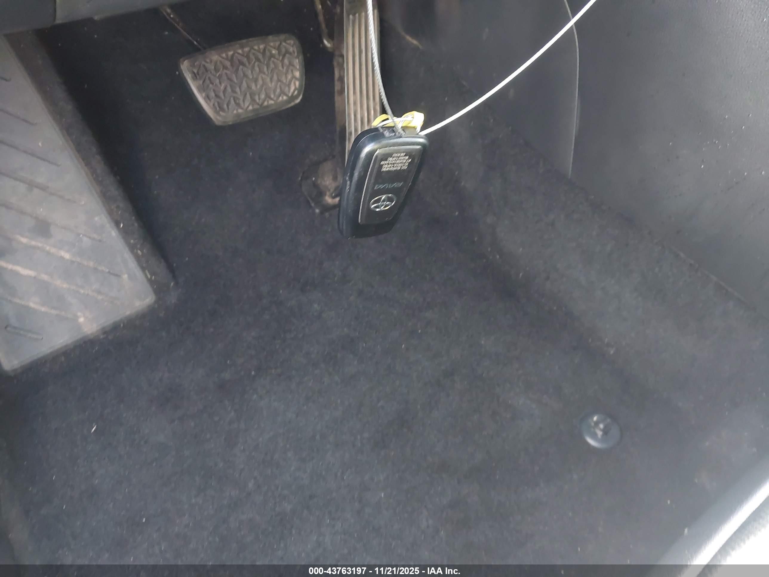 TOYOTA RAV4 image 11