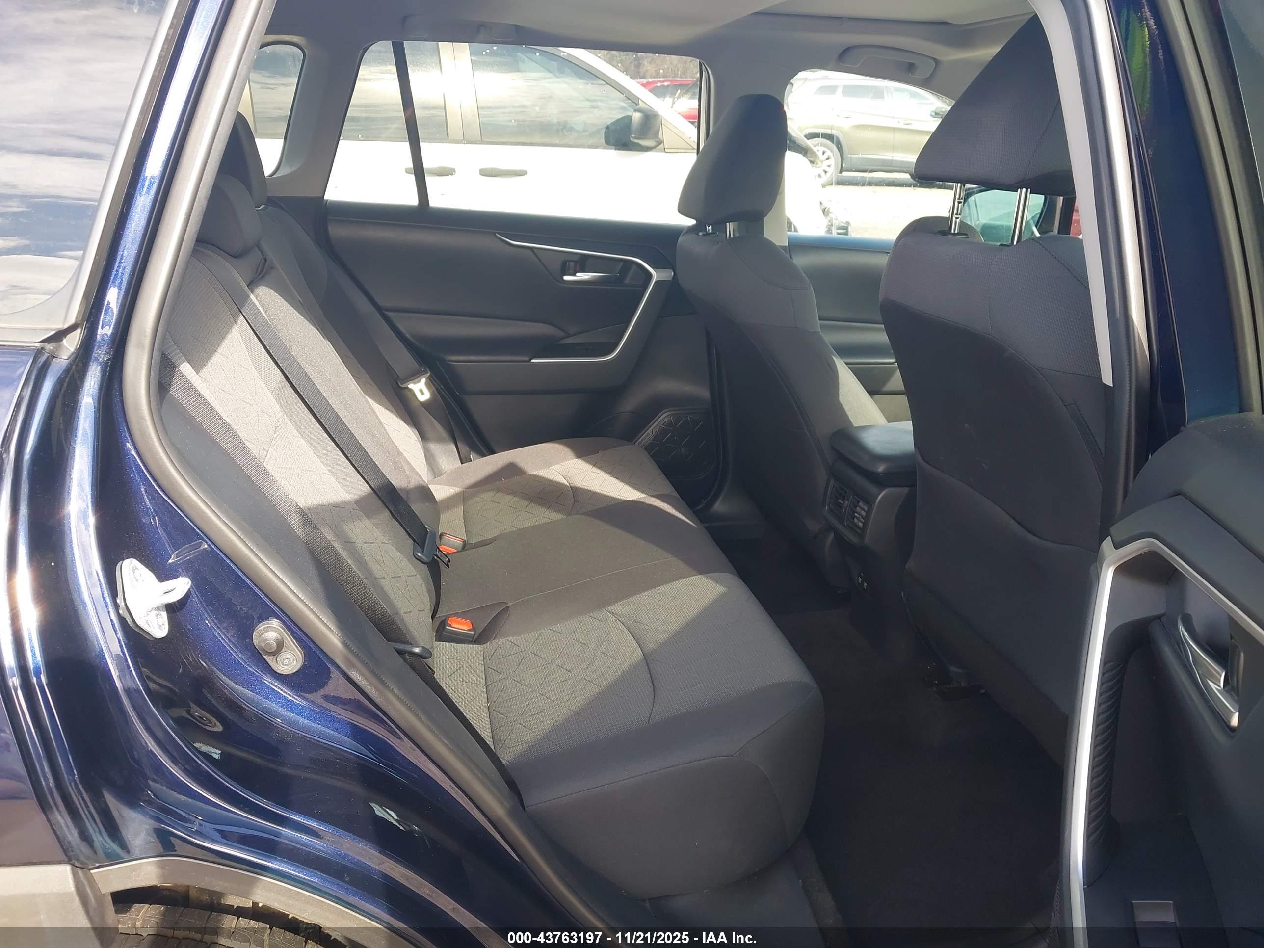 TOYOTA RAV4 image 8
