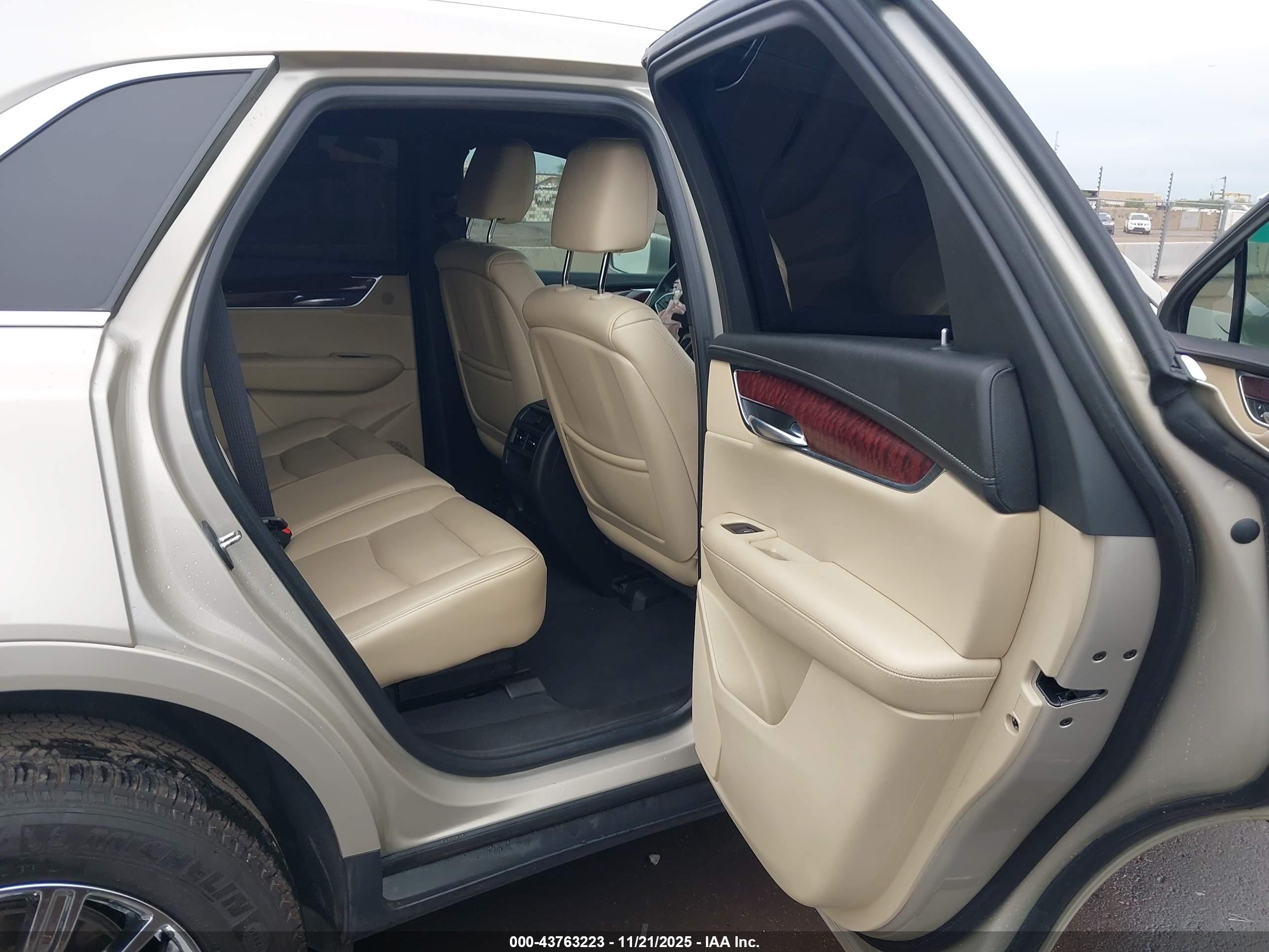 CADILLAC XT5 image 8