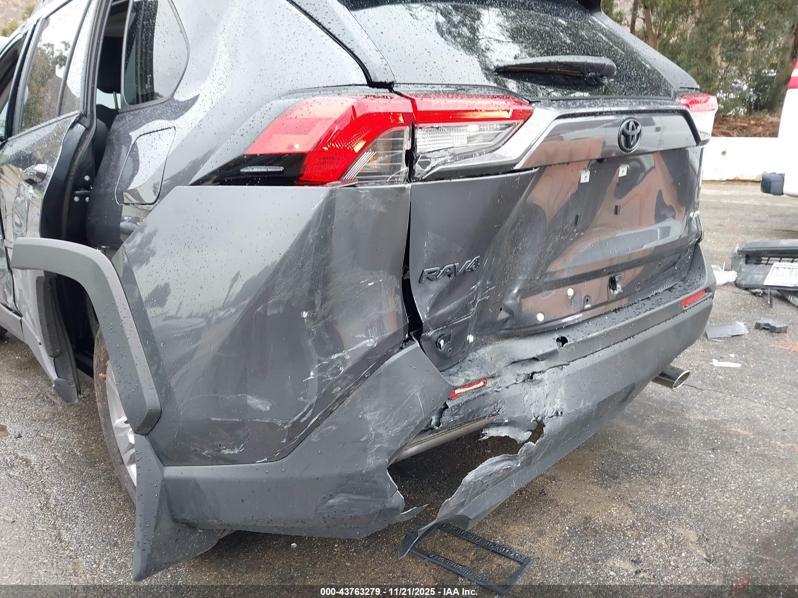 TOYOTA RAV4 image 6