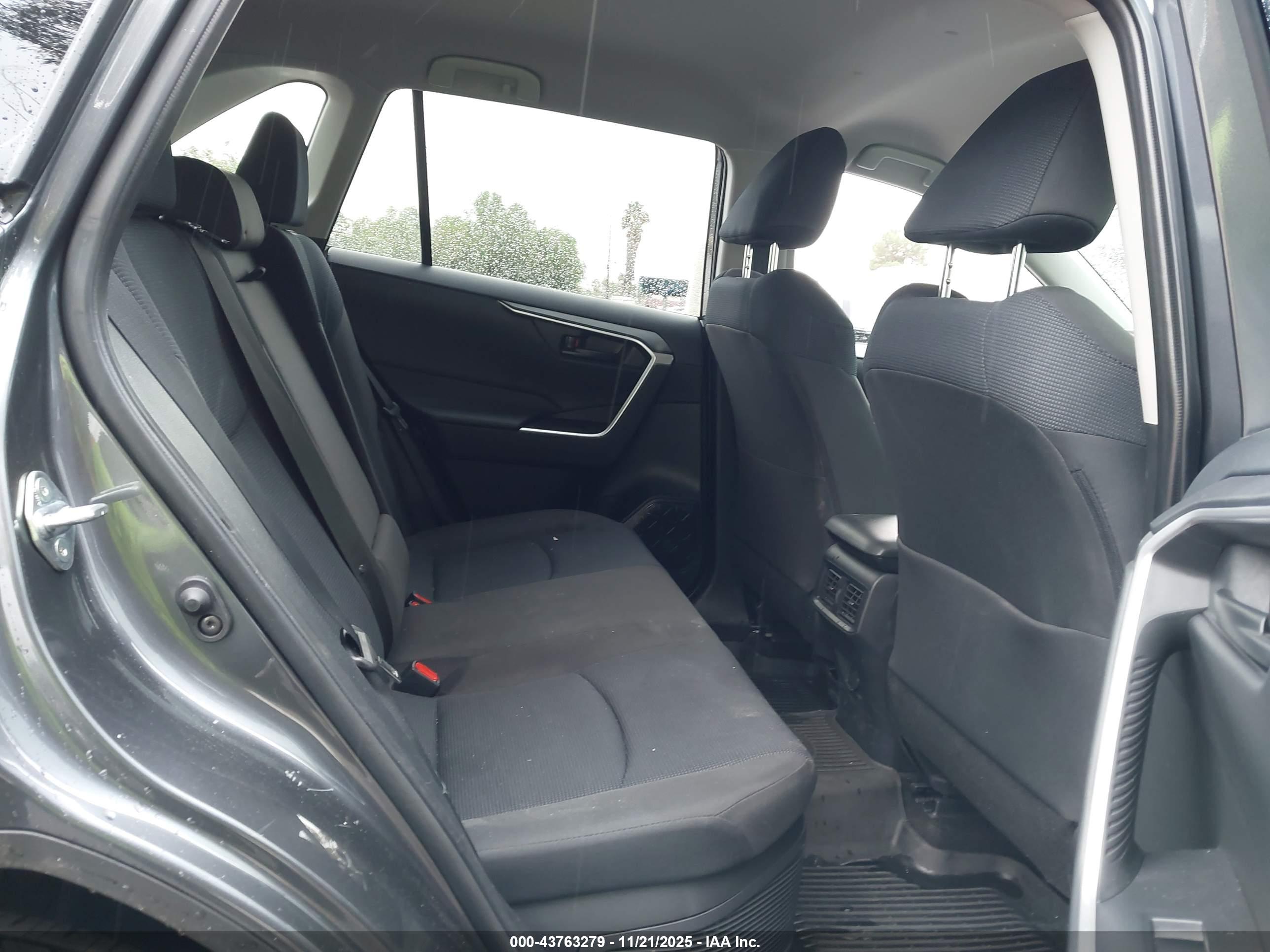 TOYOTA RAV4 image 8