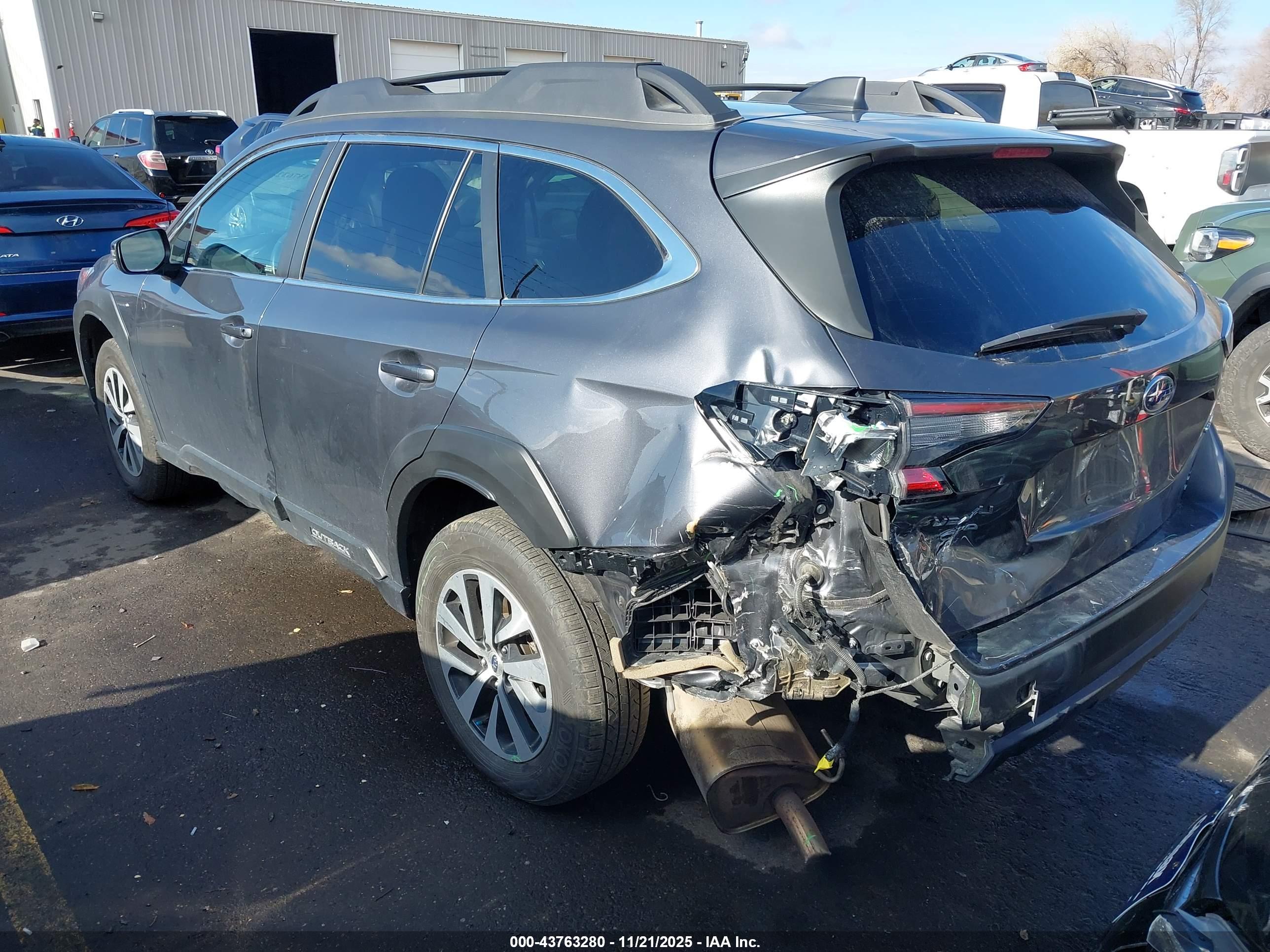 SUBARU OUTBACK image 3