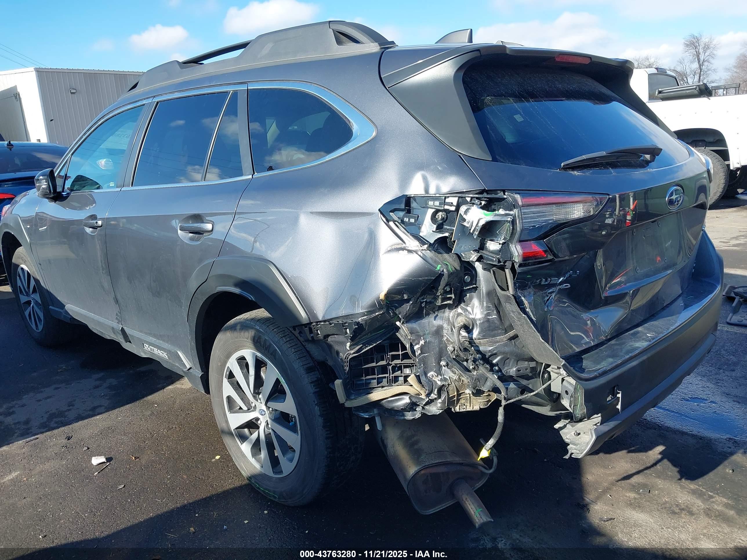 SUBARU OUTBACK image 6