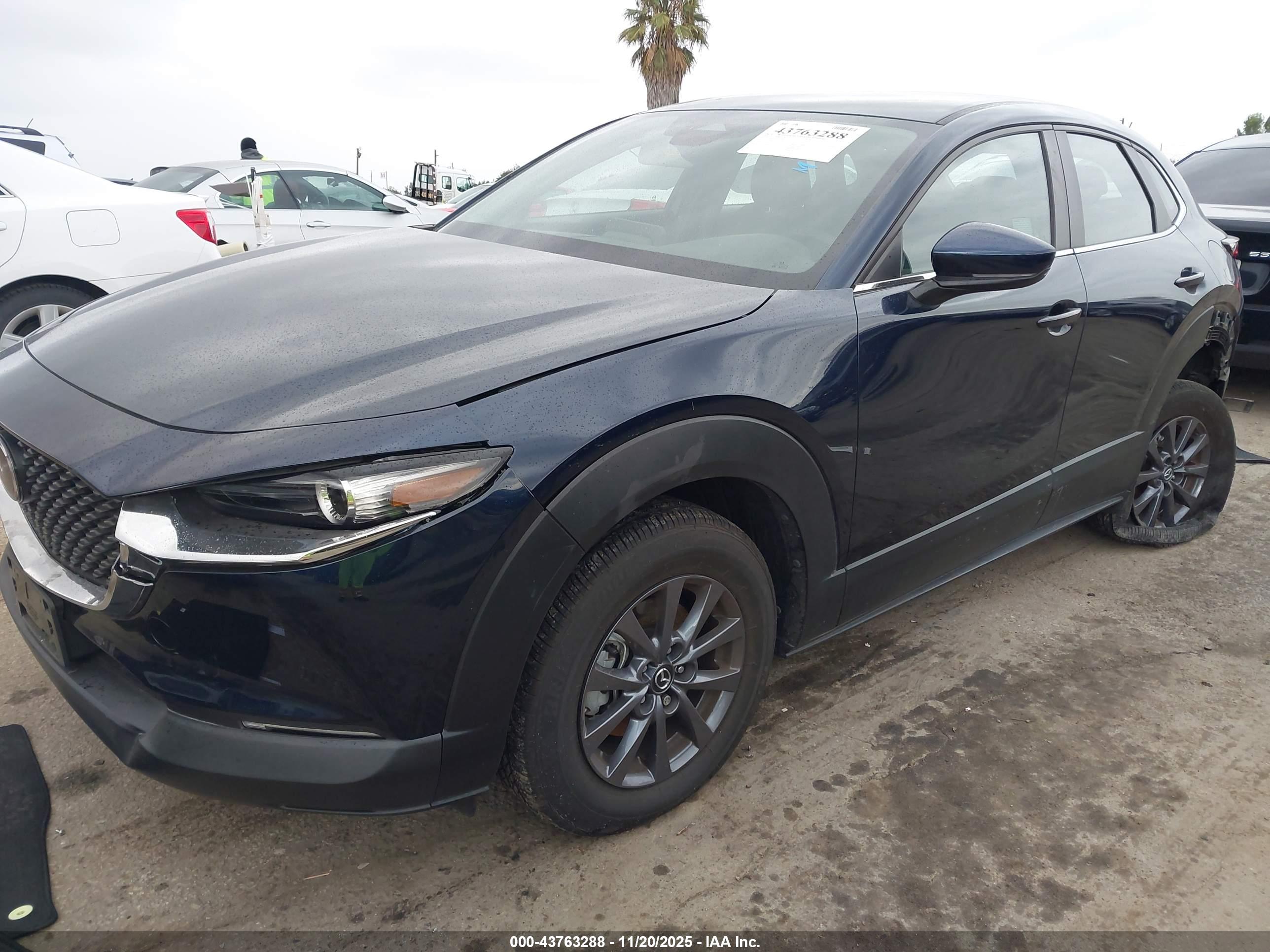 MAZDA CX-30 image 2