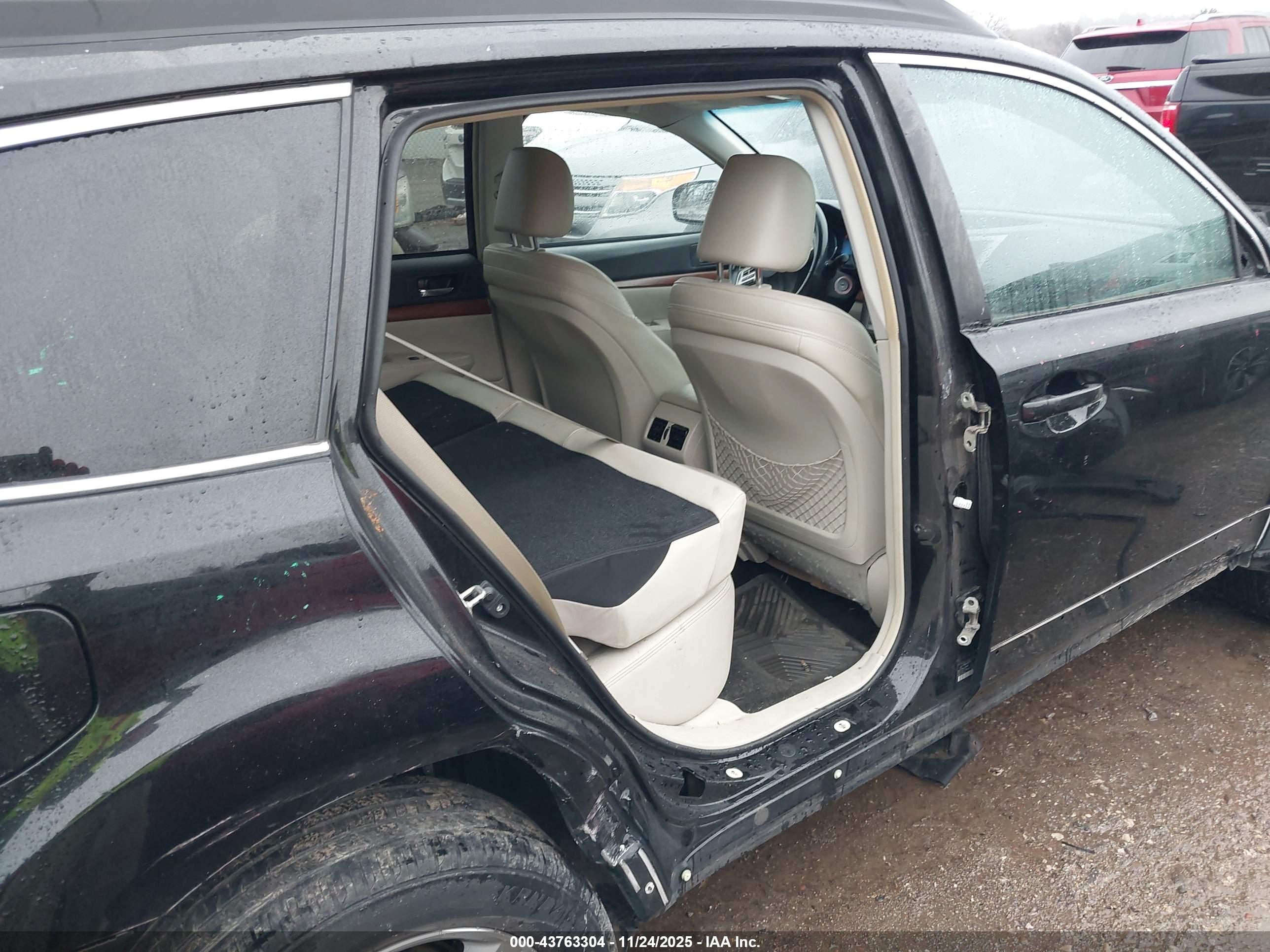 SUBARU OUTBACK image 6