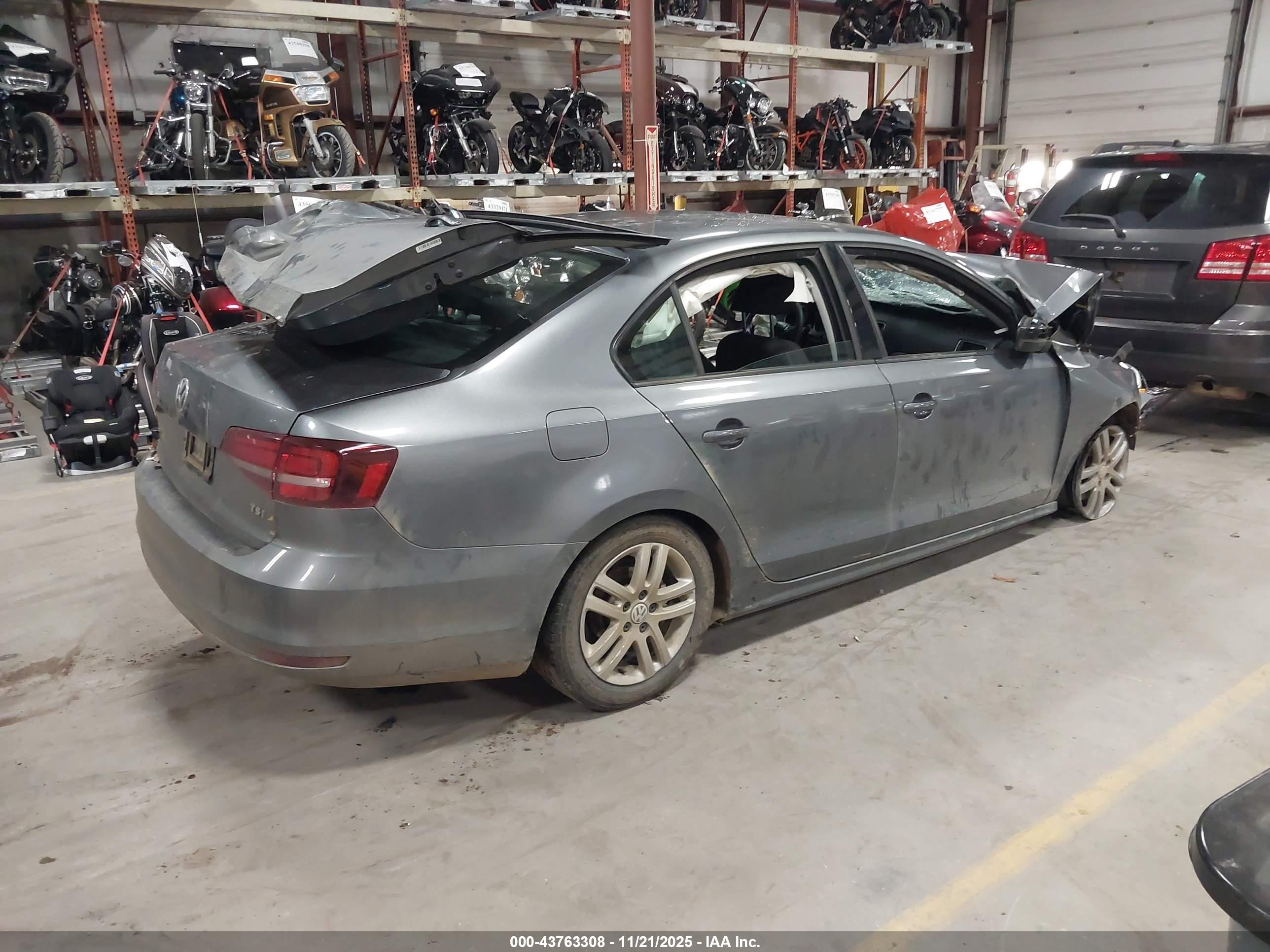 VOLKSWAGEN JETTA image 4