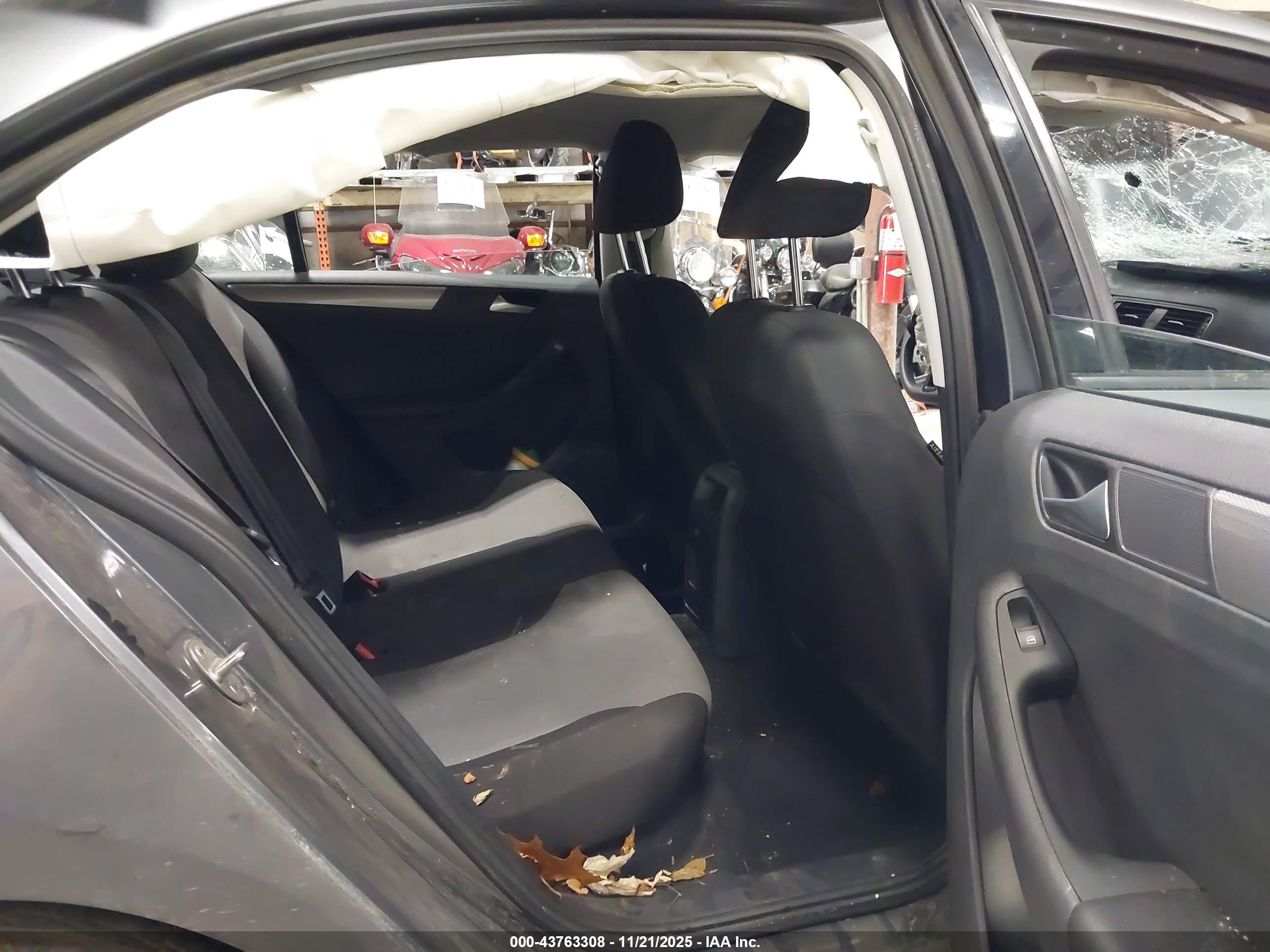 VOLKSWAGEN JETTA image 8