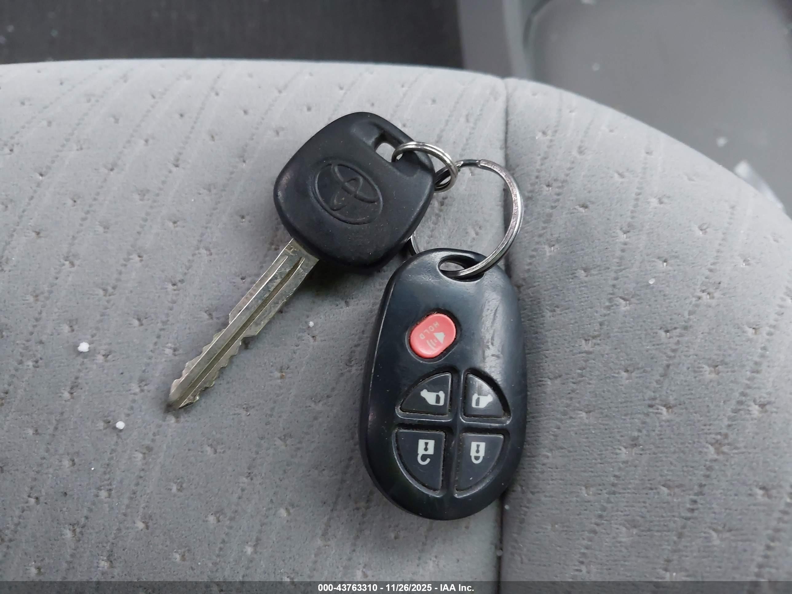 TOYOTA SIENNA image 11