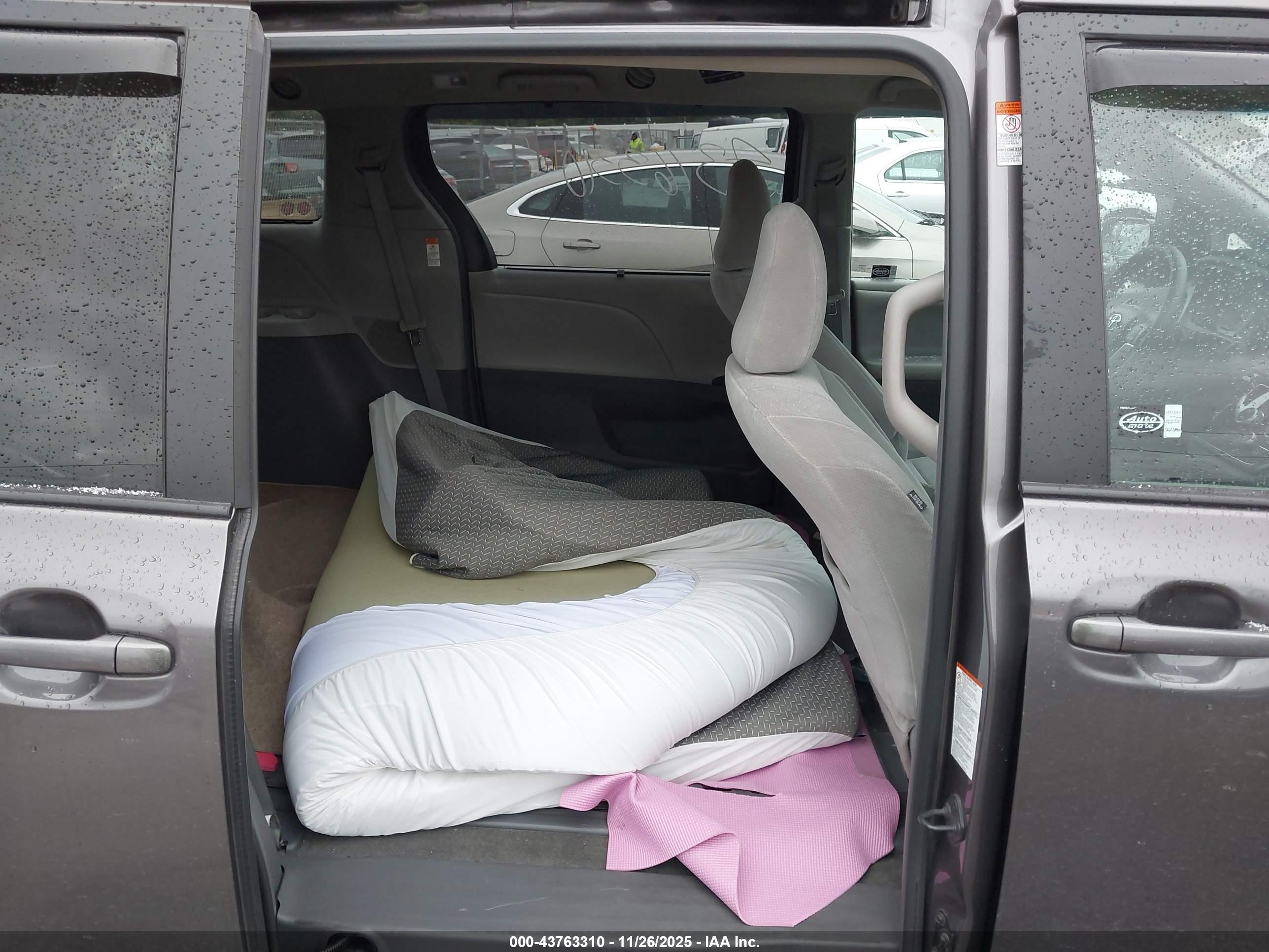 TOYOTA SIENNA image 8