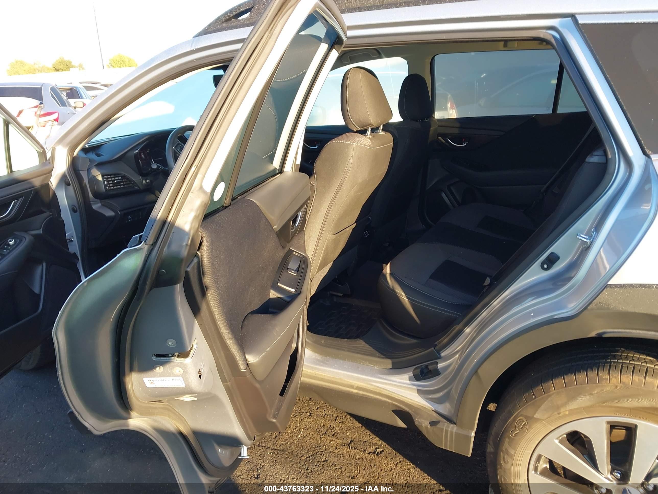 SUBARU OUTBACK image 8