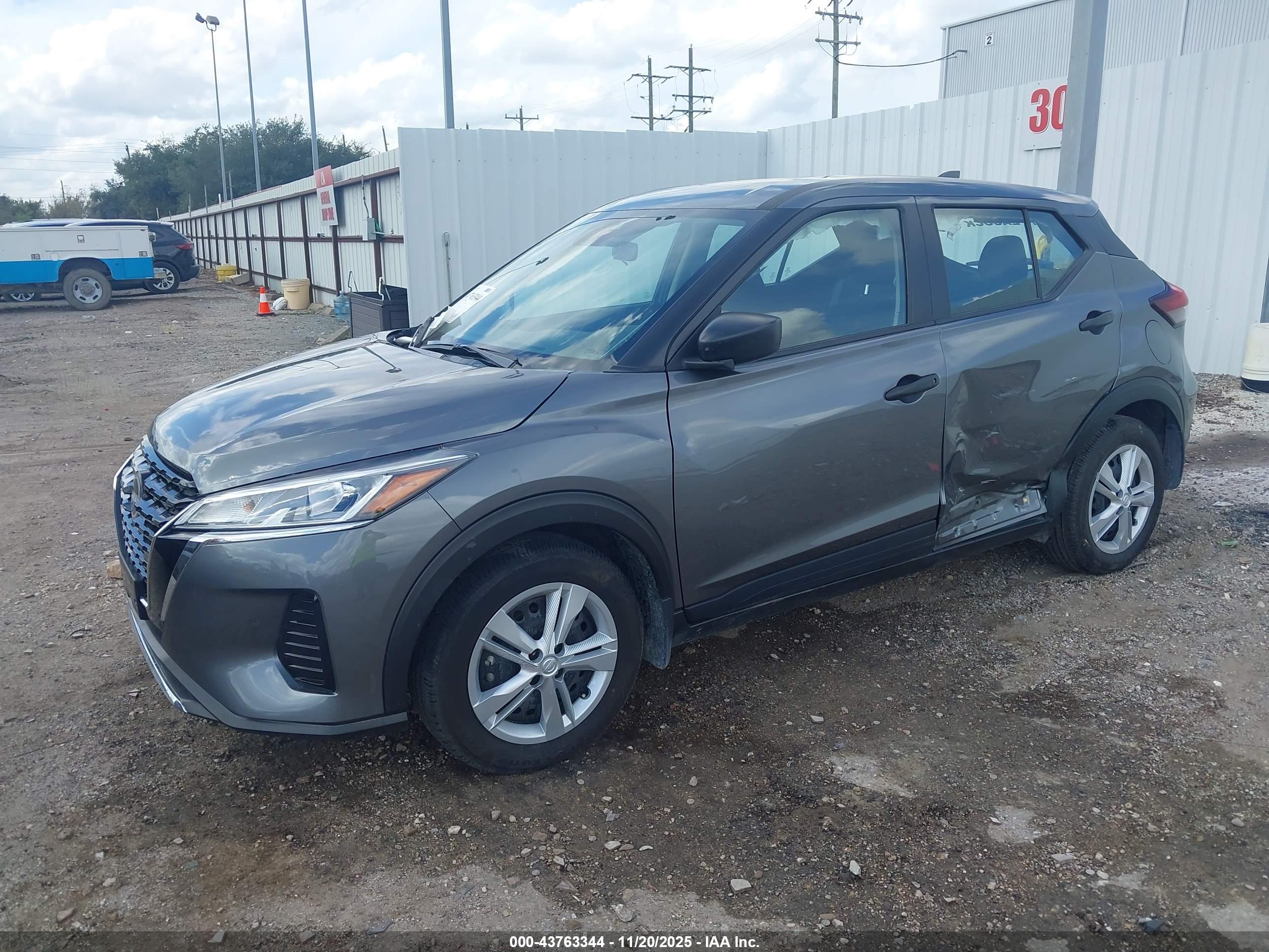 NISSAN KICKS image 2
