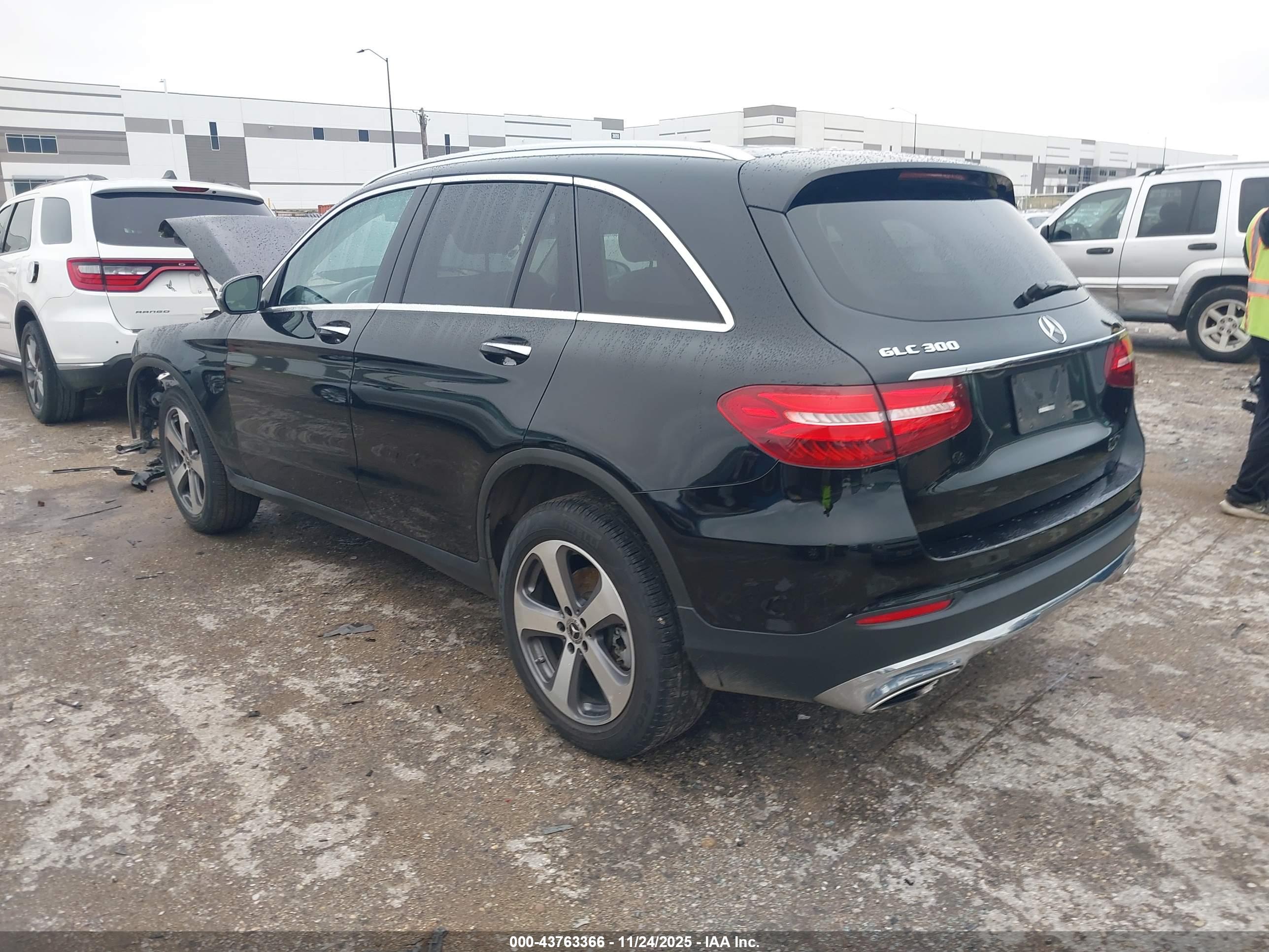 MERCEDES-BENZ GLC image 3
