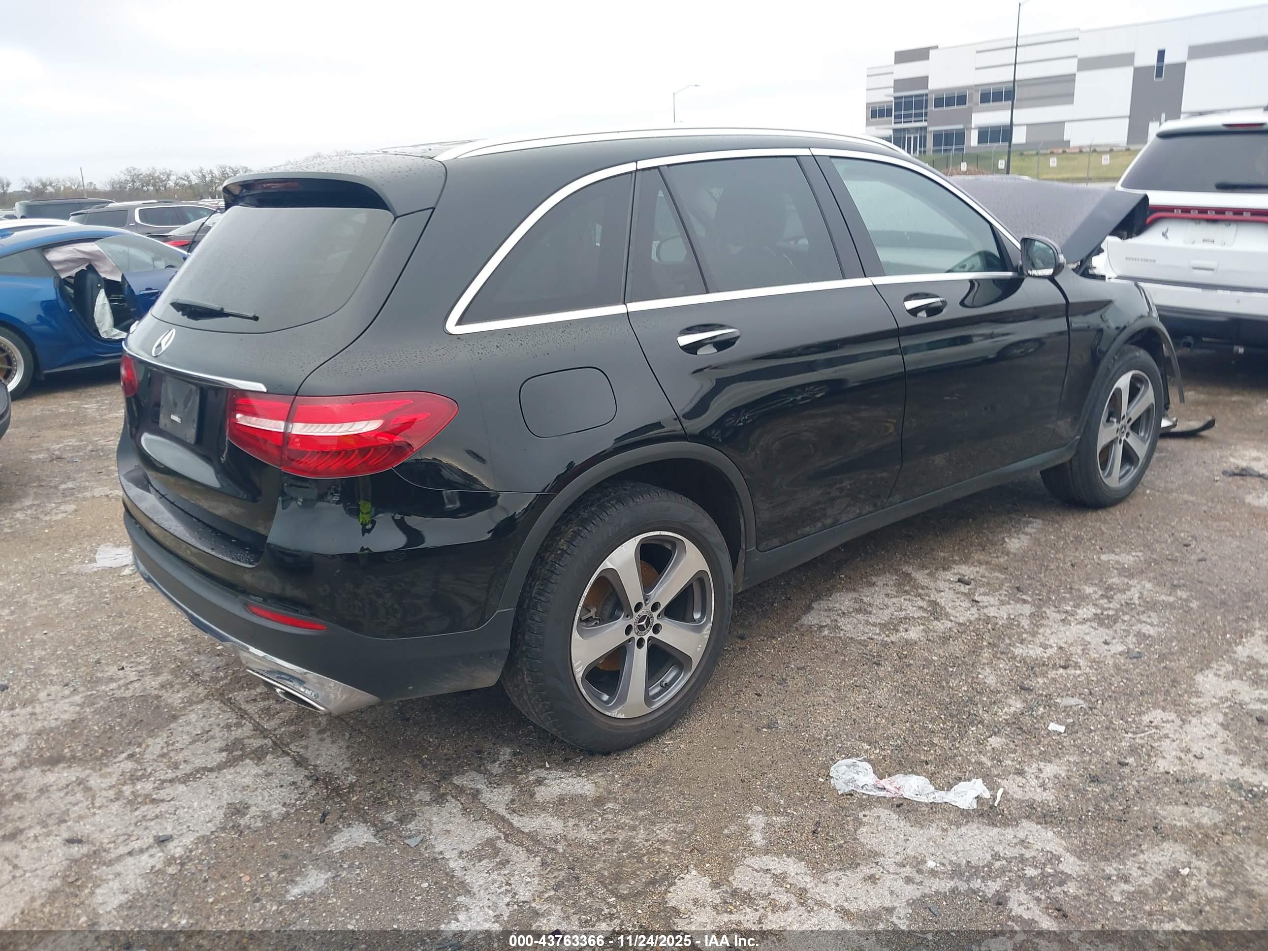 MERCEDES-BENZ GLC image 4
