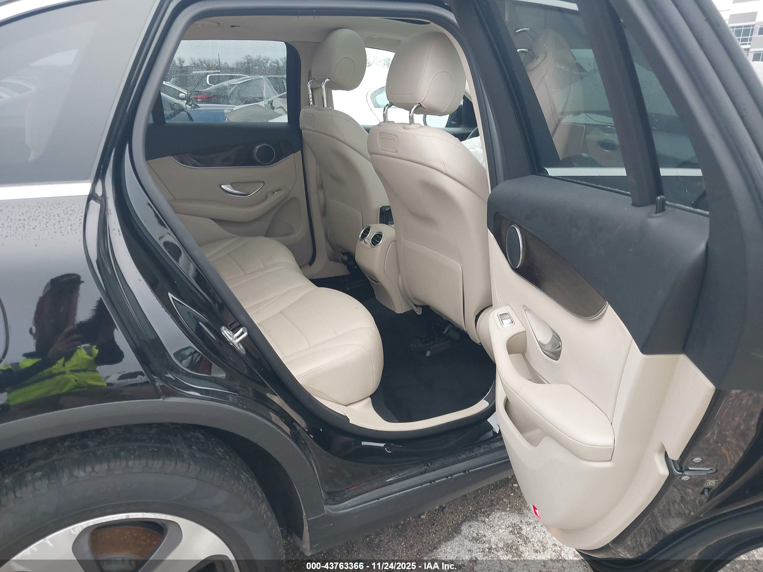 MERCEDES-BENZ GLC image 8