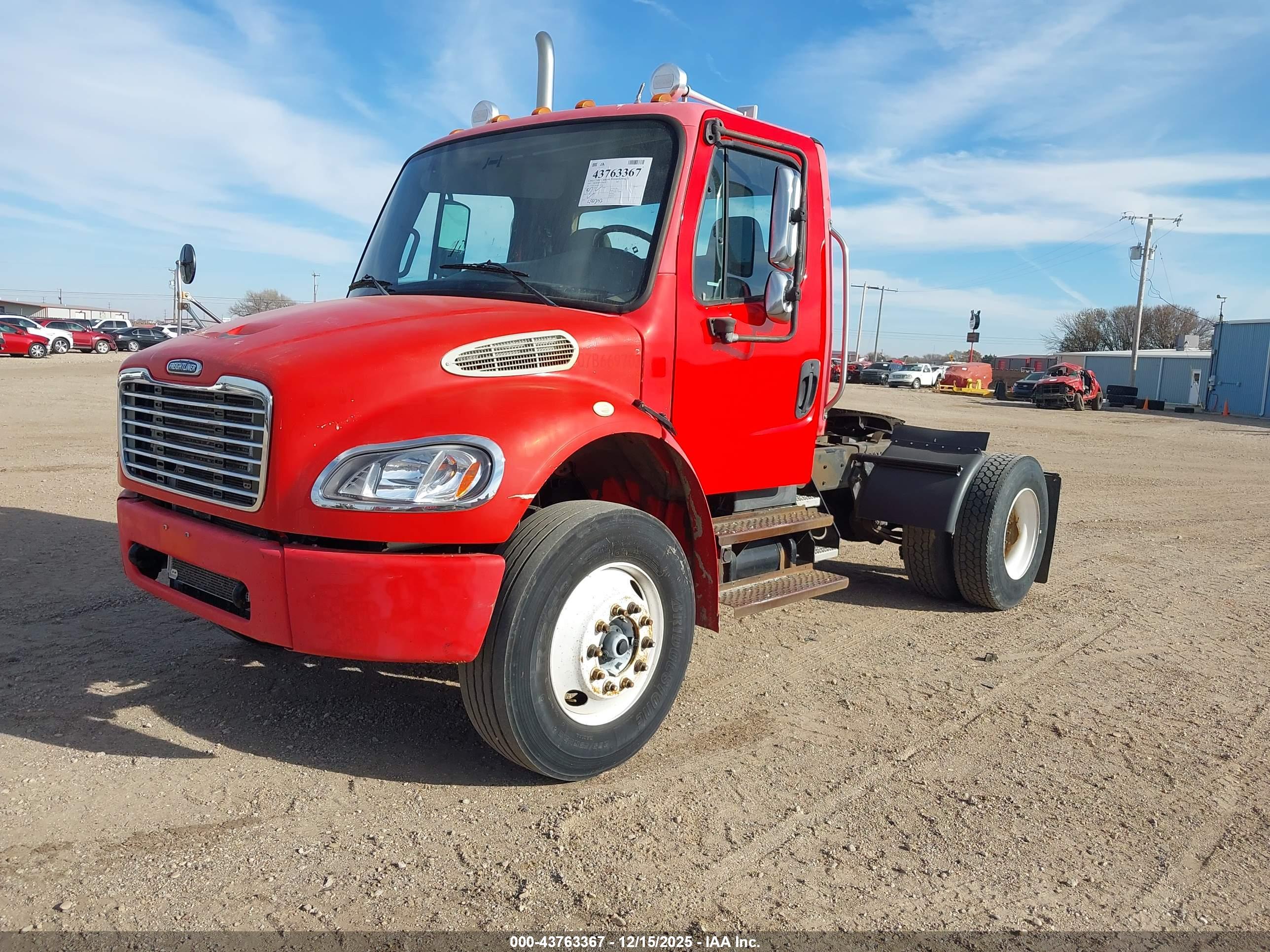 FREIGHTLINER M2 image 2