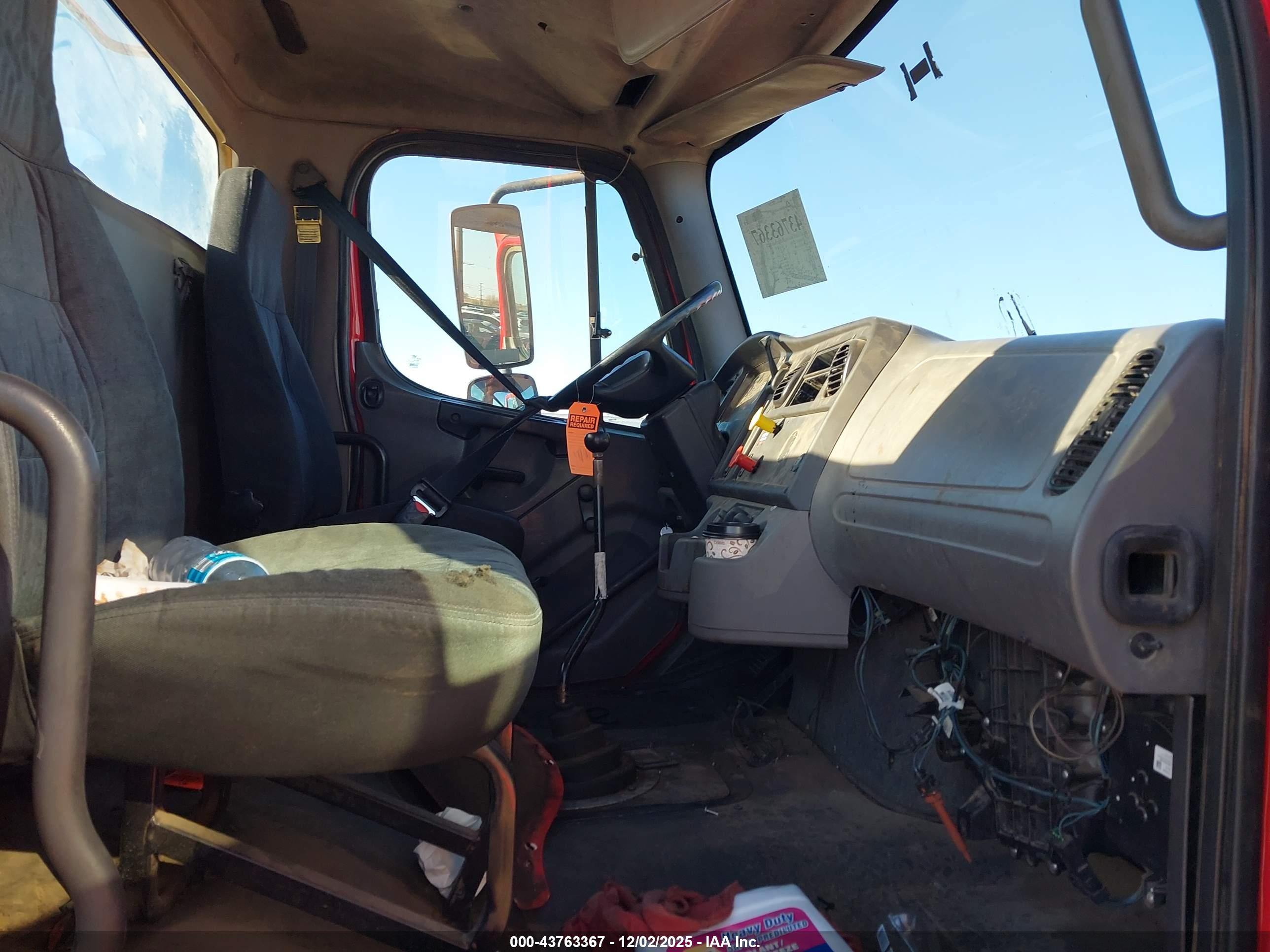 FREIGHTLINER M2 image 8