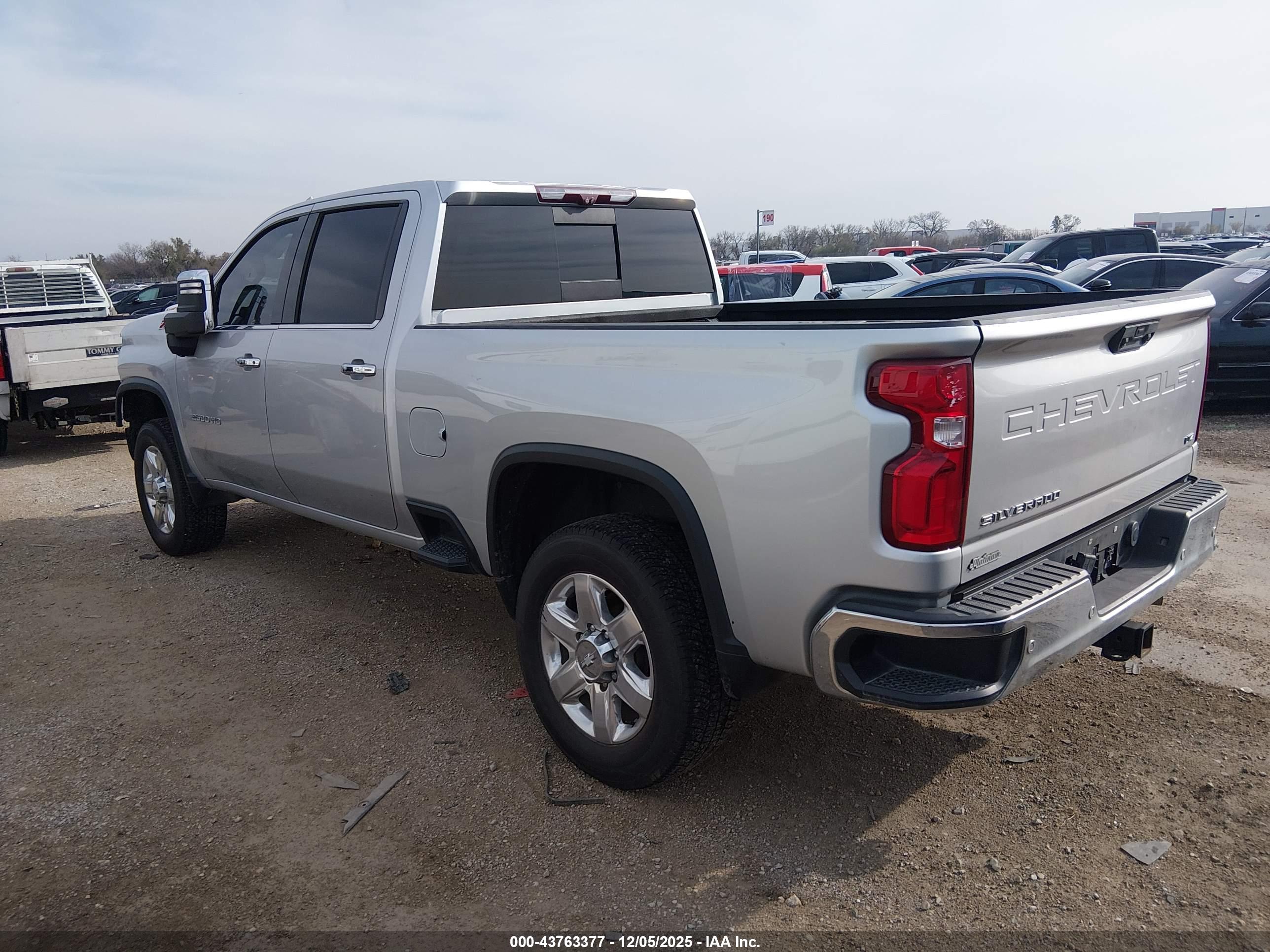 CHEVROLET SILVERADO image 3