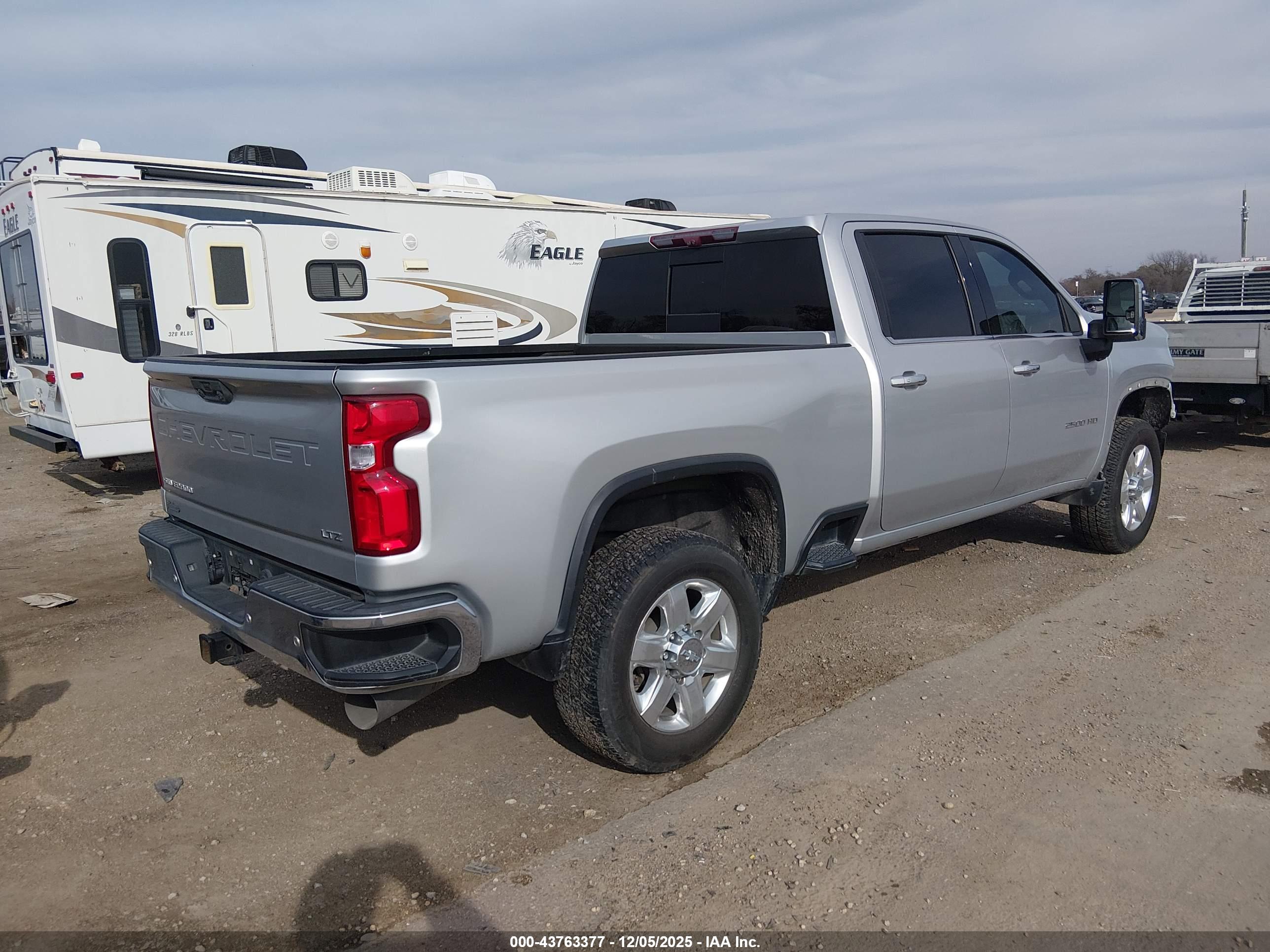 CHEVROLET SILVERADO image 4