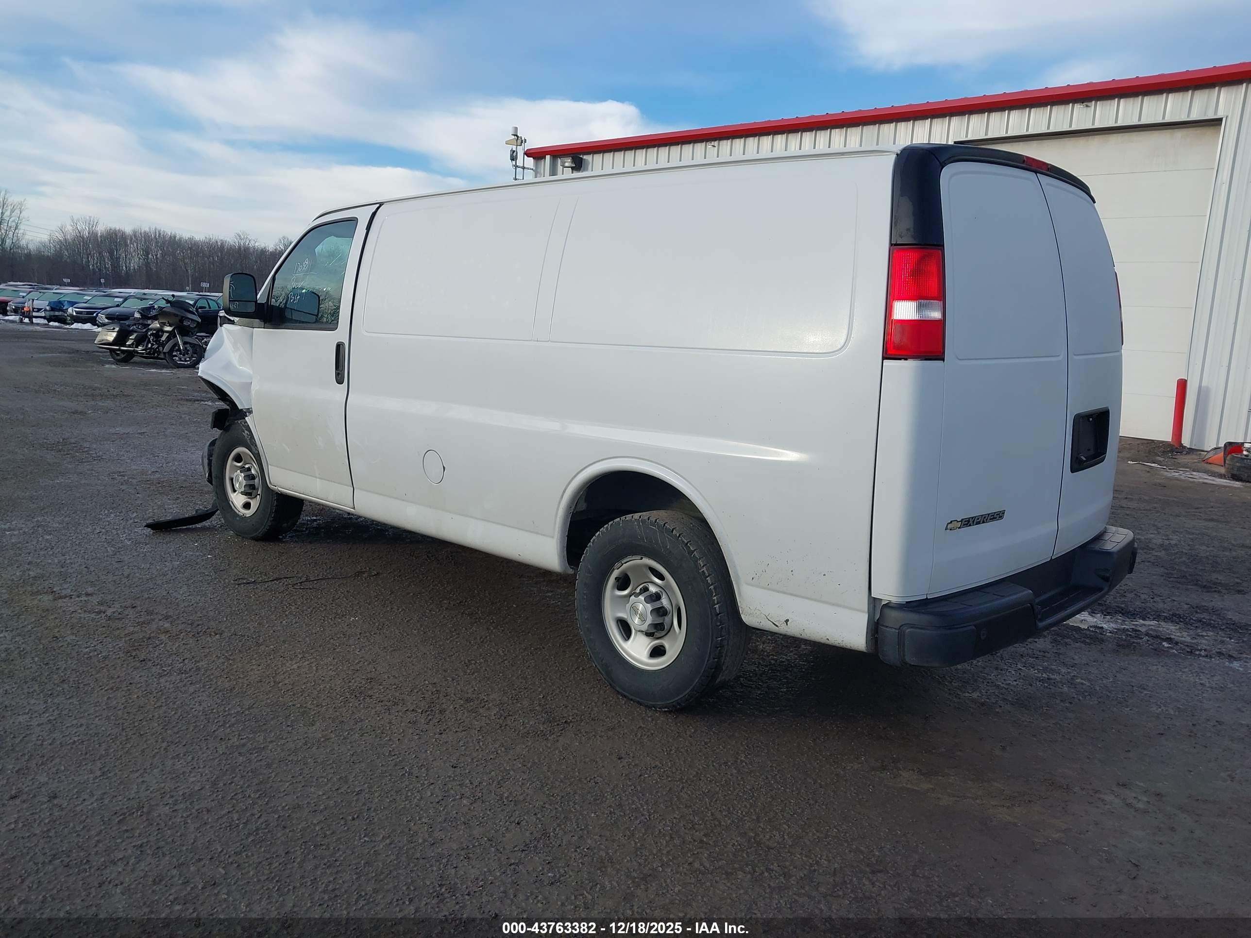 CHEVROLET EXPRESS image 3