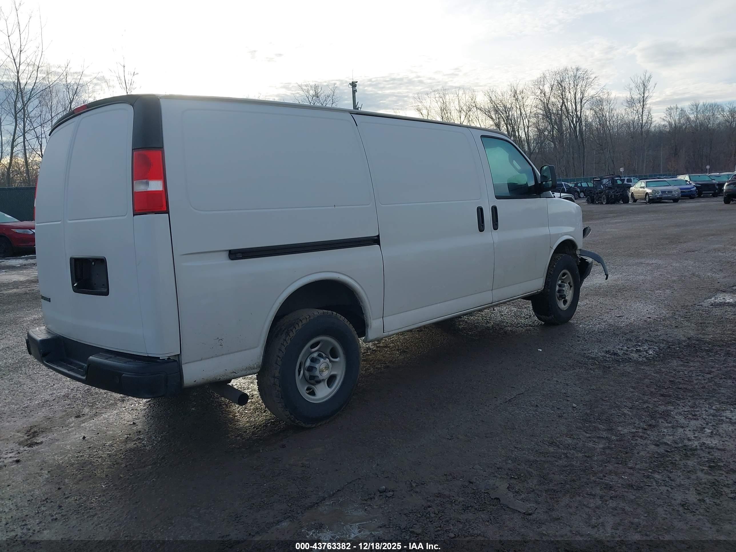 CHEVROLET EXPRESS image 4