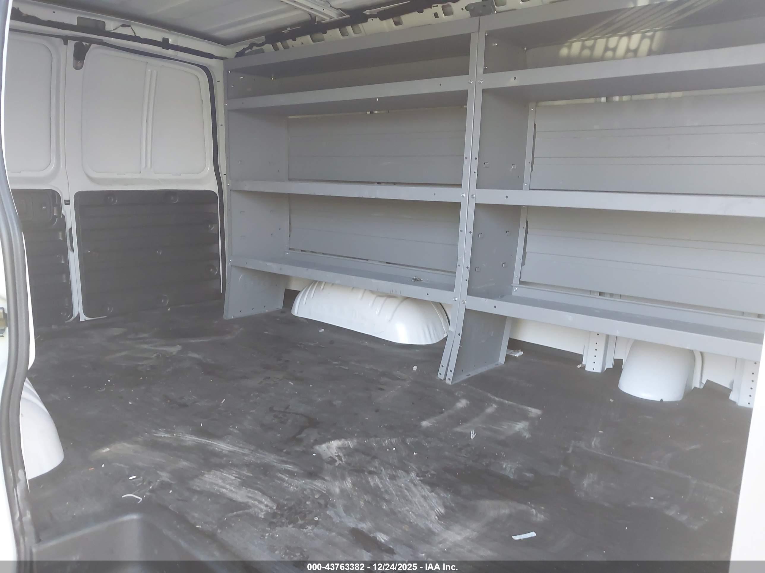 CHEVROLET EXPRESS image 8