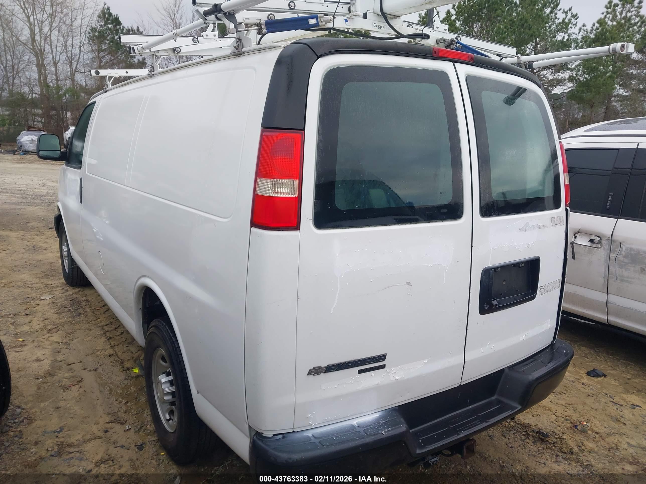 CHEVROLET EXPRESS image 3