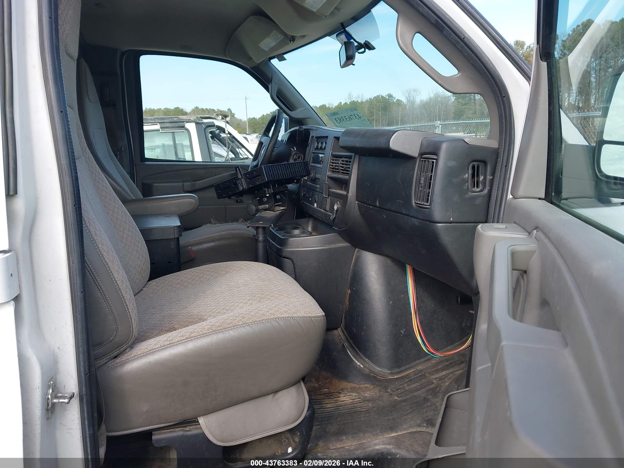 CHEVROLET EXPRESS image 5