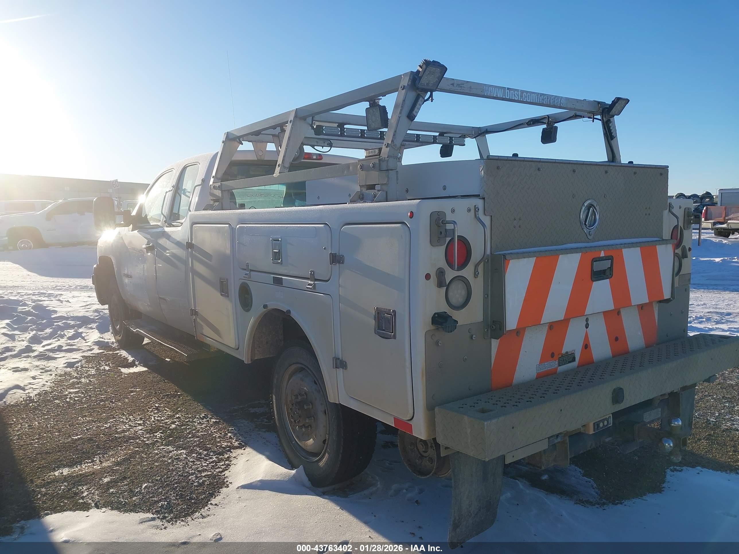 CHEVROLET SILVERADO image 3