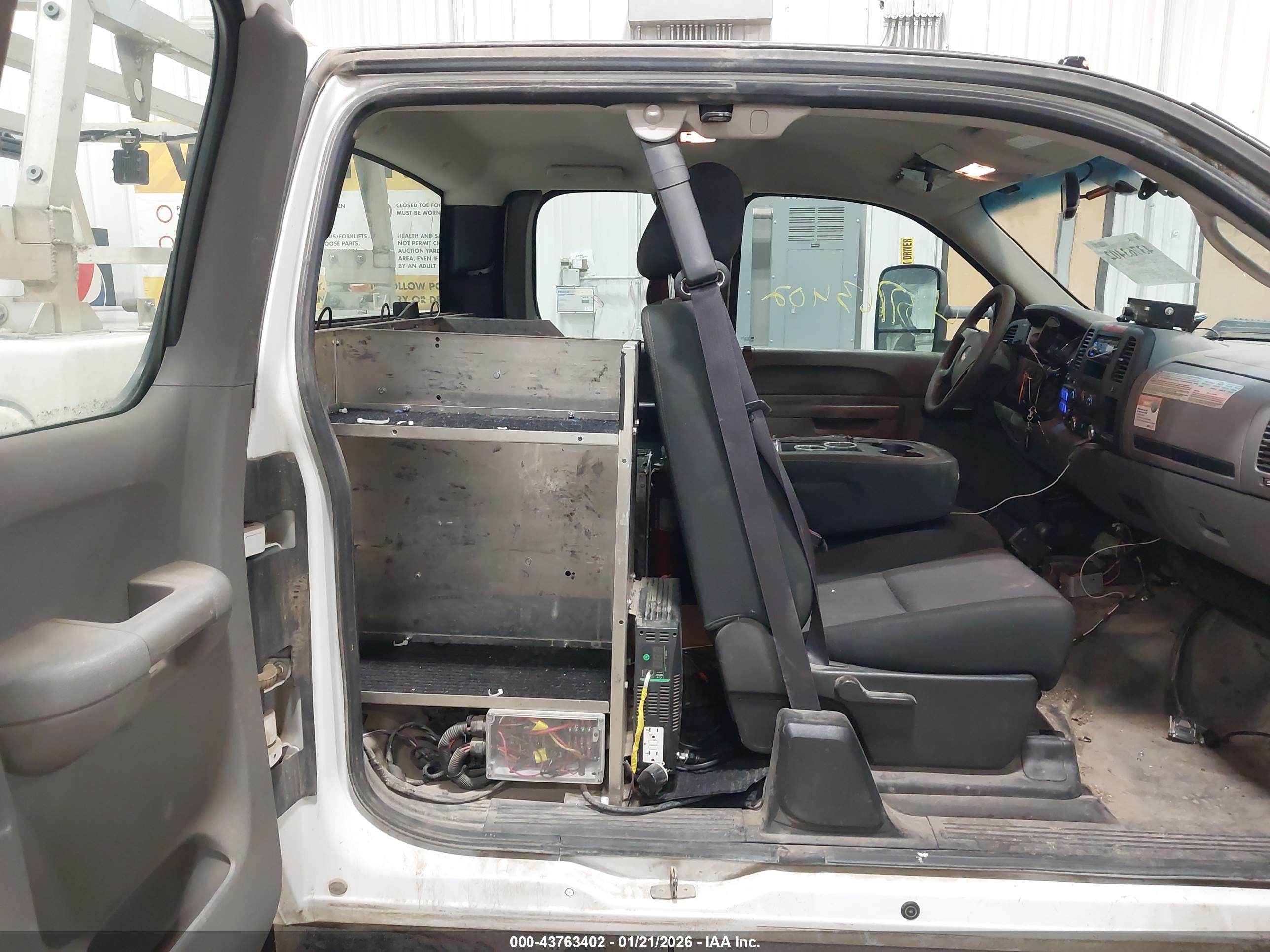 CHEVROLET SILVERADO image 8