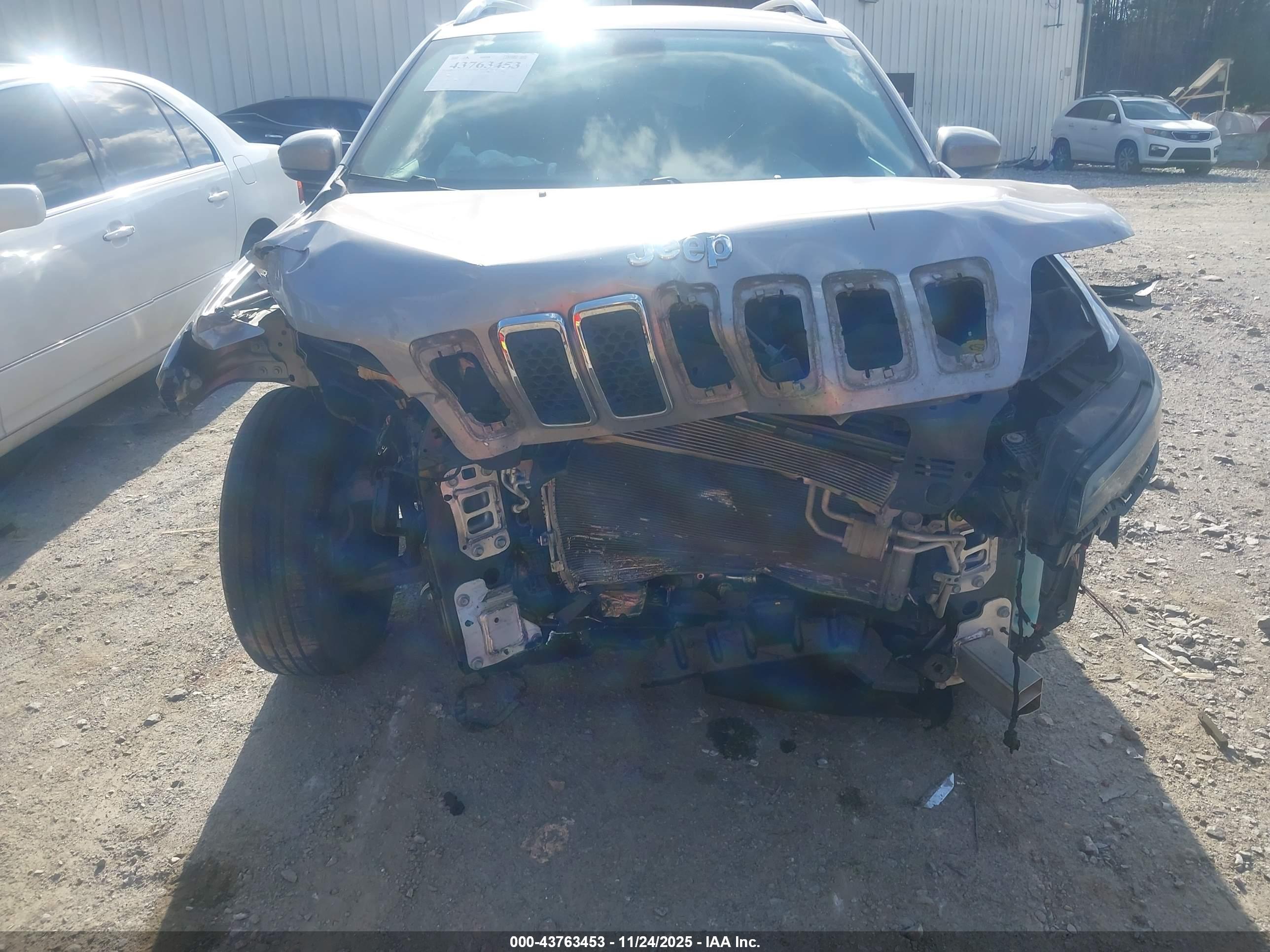 JEEP CHEROKEE image 6