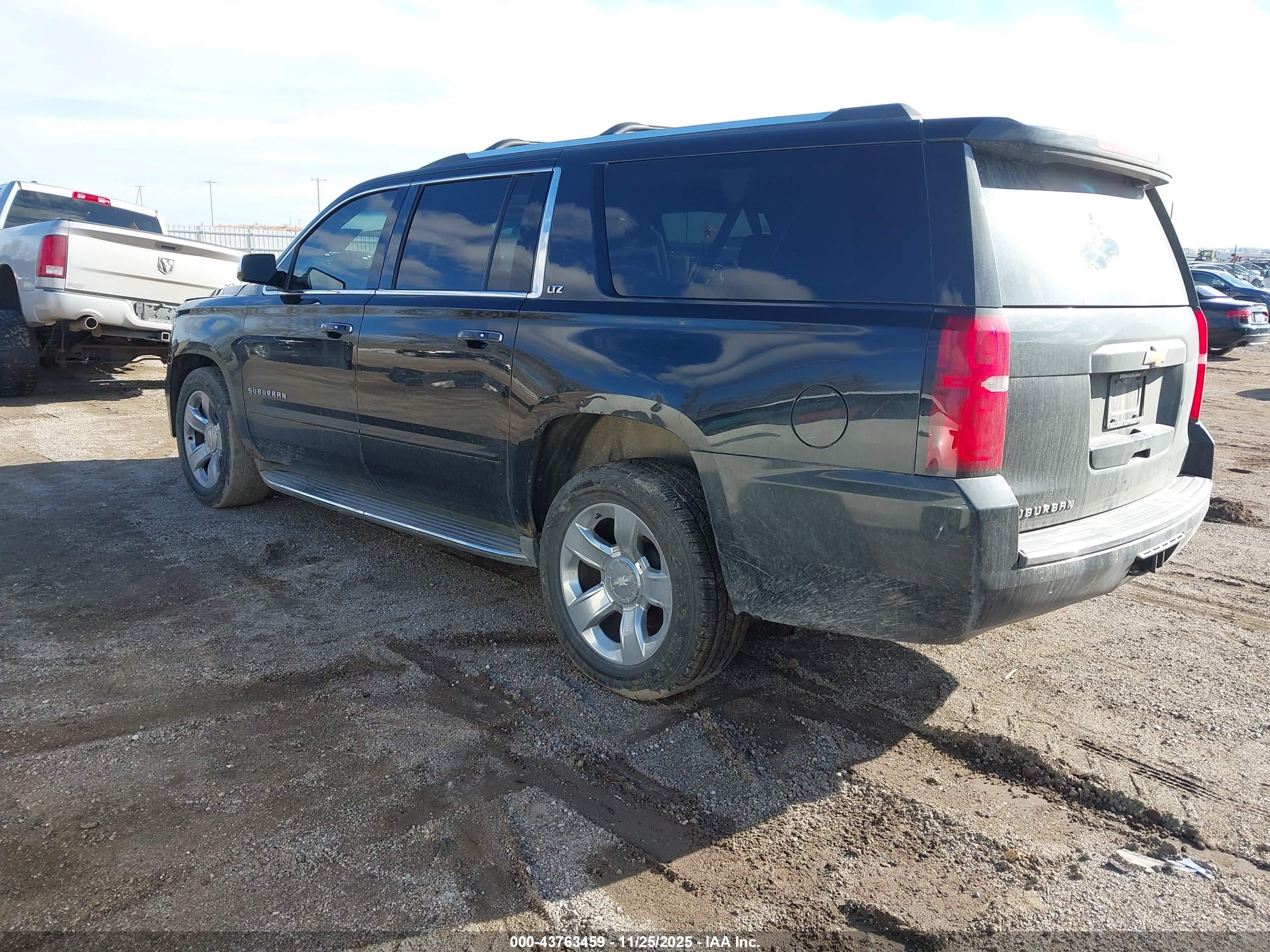 CHEVROLET SUBURBAN image 3