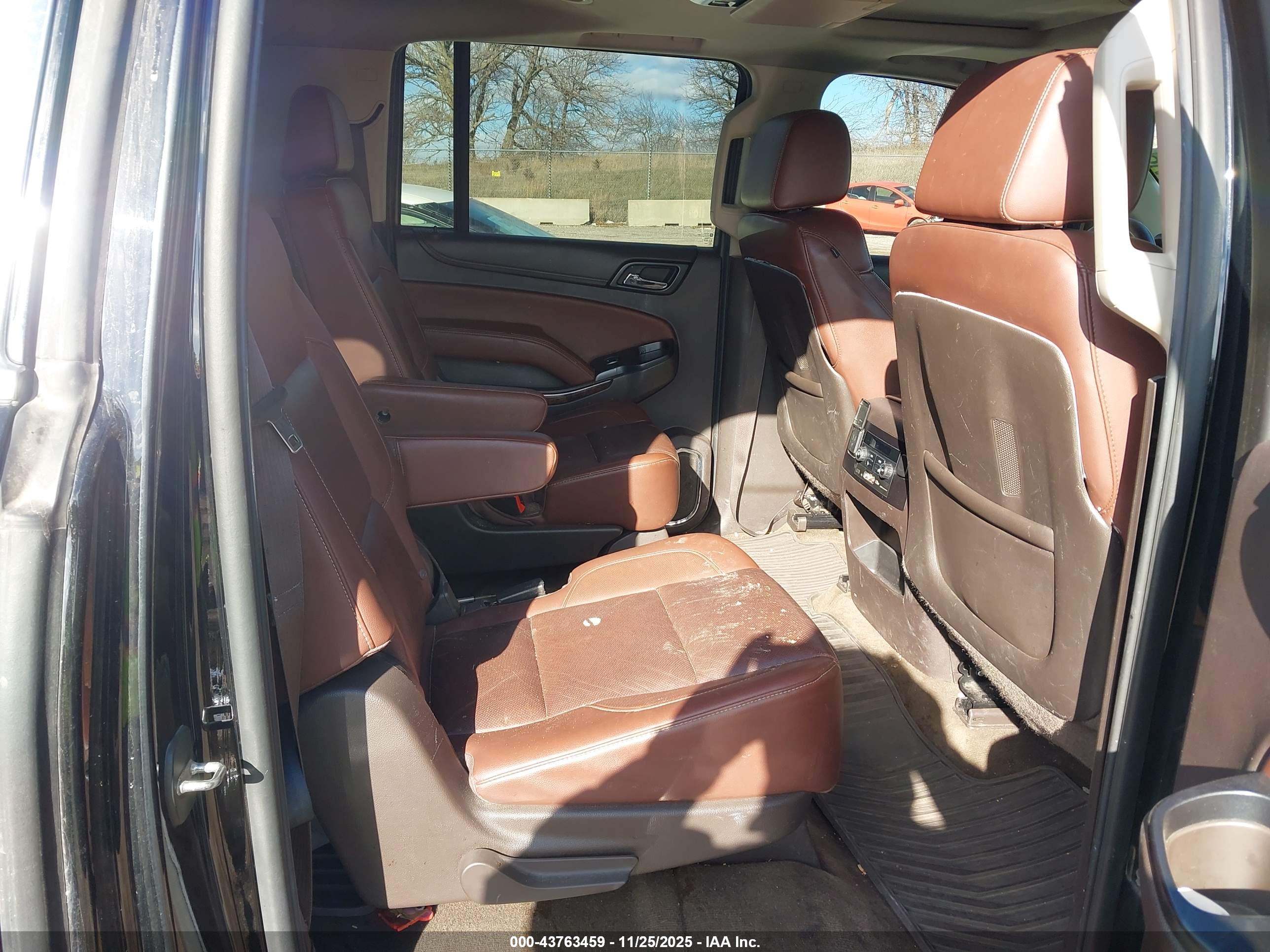 CHEVROLET SUBURBAN image 8