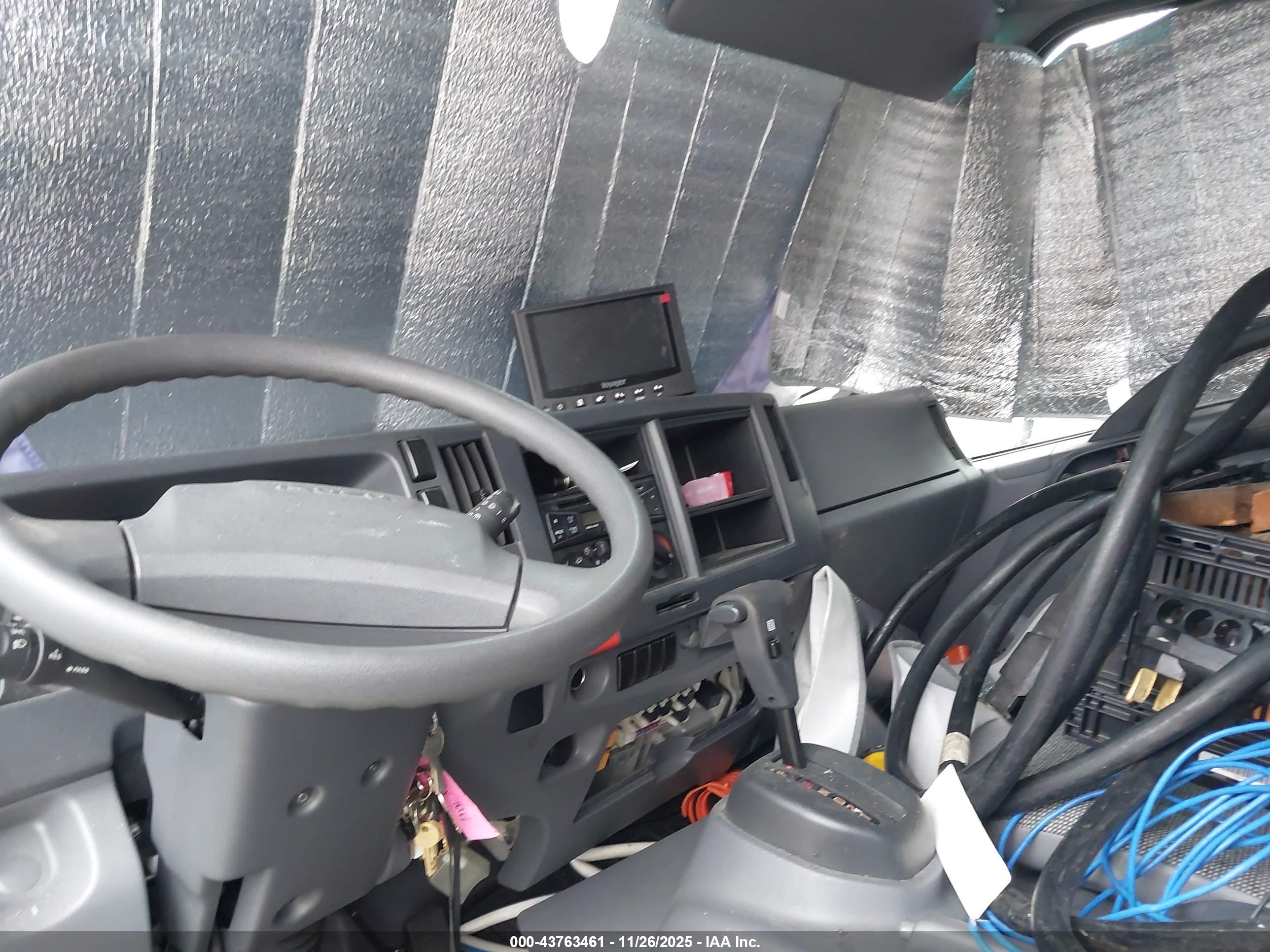 ISUZU NRR image 8