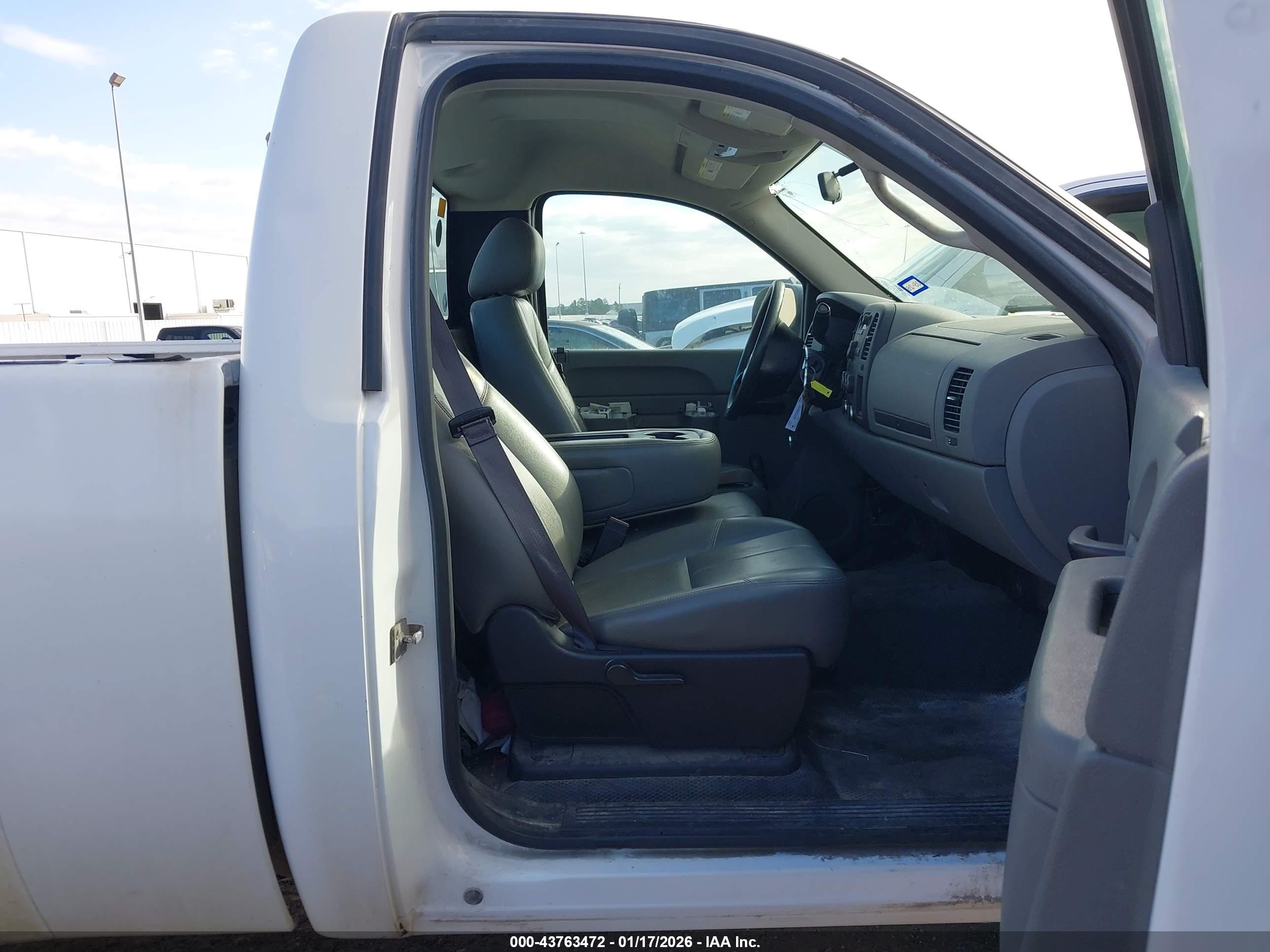CHEVROLET SILVERADO image 5