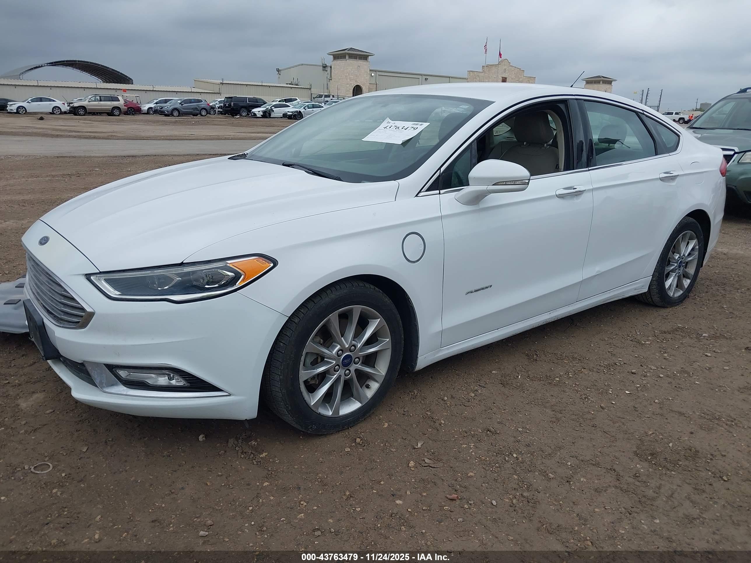 FORD FUSION image 2