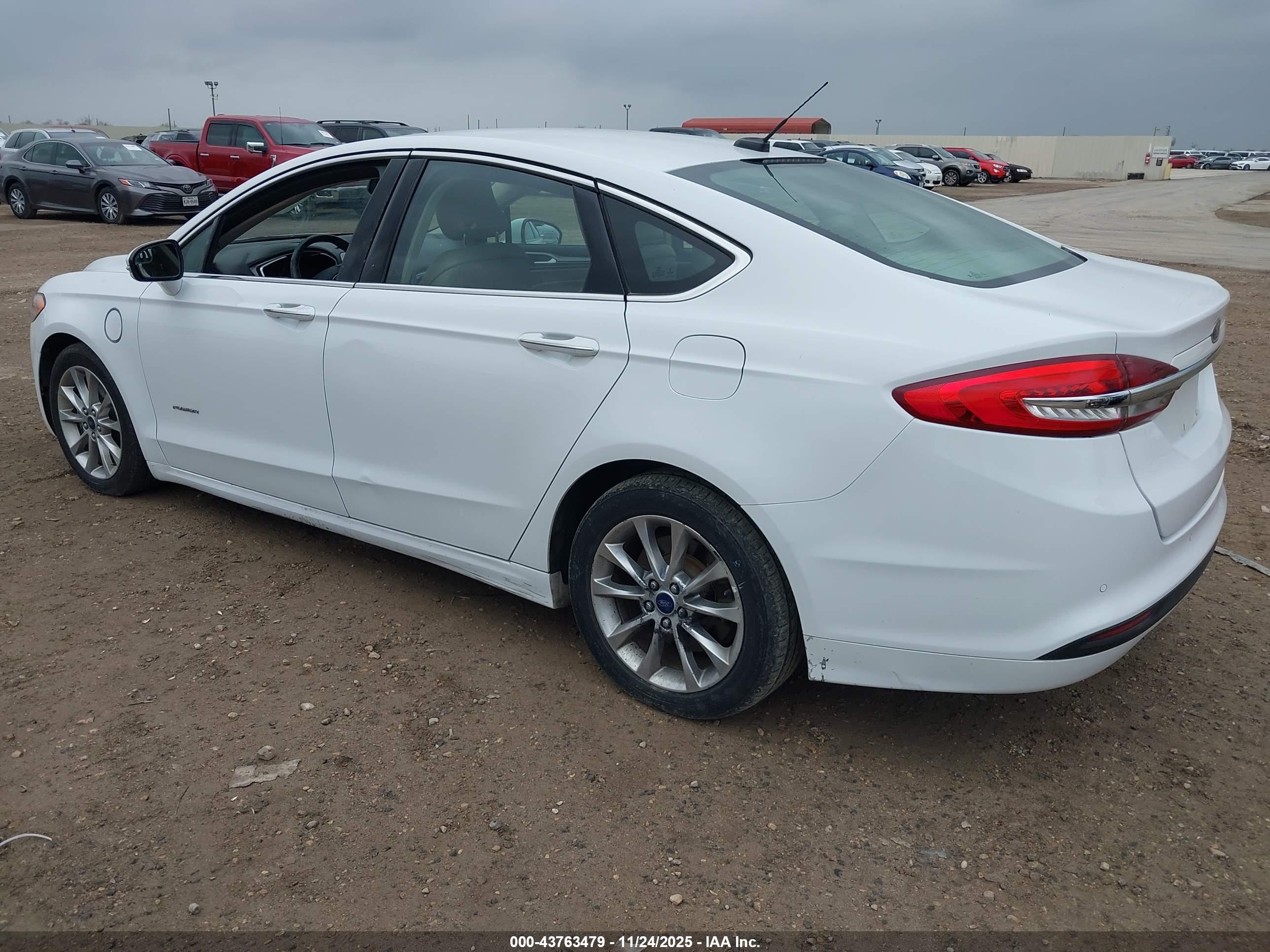 FORD FUSION image 3